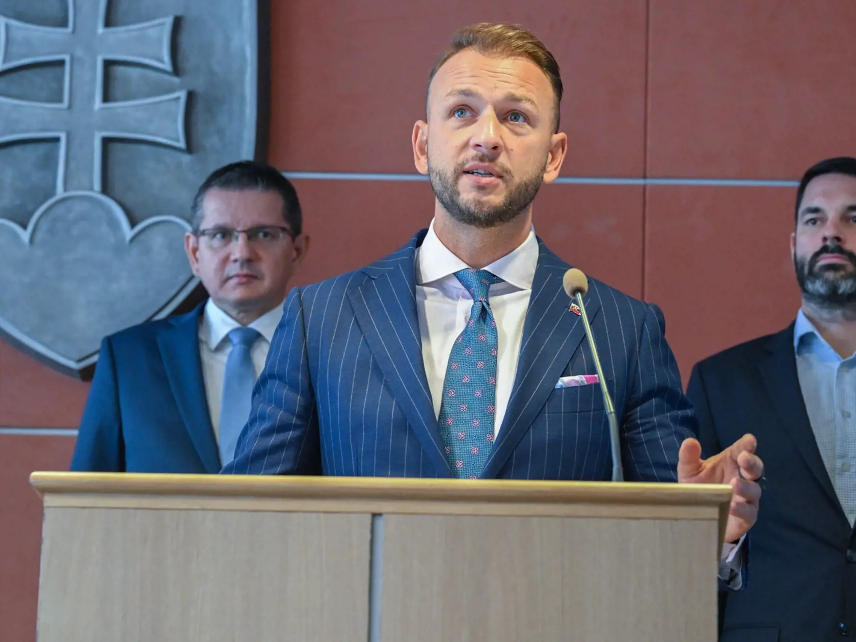 Na snímke uprostred minister vnútra SR Matúš Šutaj Eštok (Hlas-SD), vľavo štátny tajomník ministerstva vnútra (MV) SR Patrik Krauspe a generálny riaditeľ sekcie informatiky, telekomunikácií a bezpečnosti MV SR Martin Hrachal predstavujú nové pasy počas tlačovej konferencie v Bratislave v piatok 20. septembra 2024. Ministerstvo vnútra (MV) SR začalo vydávať cestovné pasy s novými dizajnovými a bezpečnostnými prvkami. Dostanú ich občania, ktorí o cestovný pas požiadali najskôr v utorok 17. septemb