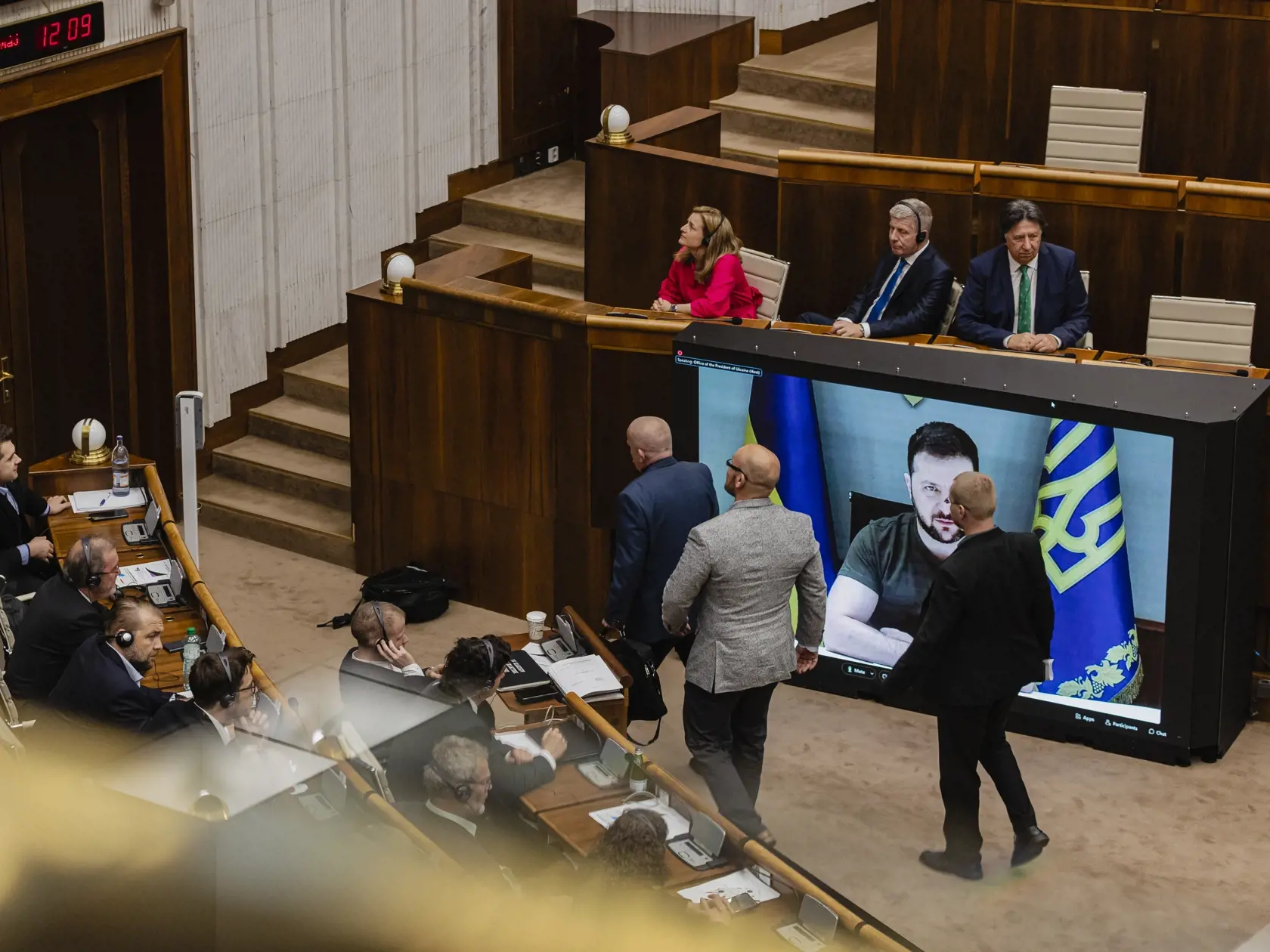 Prezident Ukrajiny Volodymyr Oleksandrovyč Zelenskyj sa prihovoril prostredníctvom telemostu poslancom Národnej rady Slovenskej republiky a členom Vlády Slovenskej republiky.