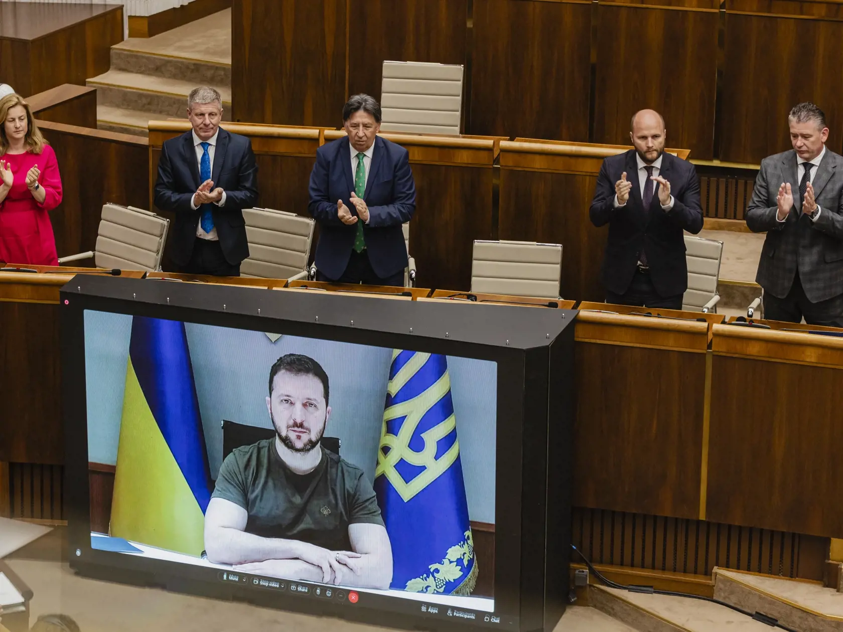 Prezident Ukrajiny Volodymyr Oleksandrovyč Zelenskyj sa prihovoril prostredníctvom telemostu poslancom Národnej rady Slovenskej republiky a členom Vlády Slovenskej republiky.