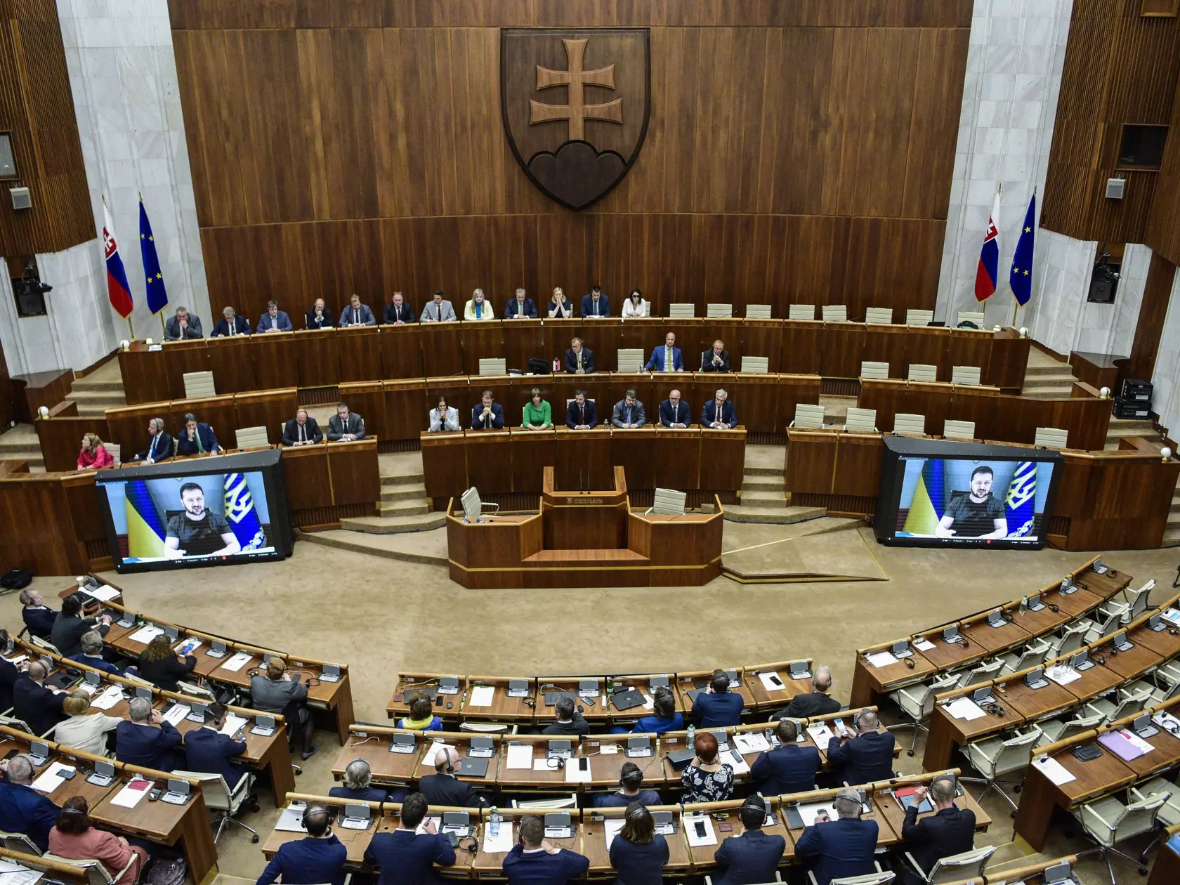 Na snímke rokovacia sála Národnej rady SR počas vystúpenia ukrajinskeho prezidenta Volodymyra Zelenskeho prostredníctvom telemostu v rámci 65. schôdze Národnej rady SR 10. mája 2022 v Bratislave. FOTO TASR - Pavol Zachar