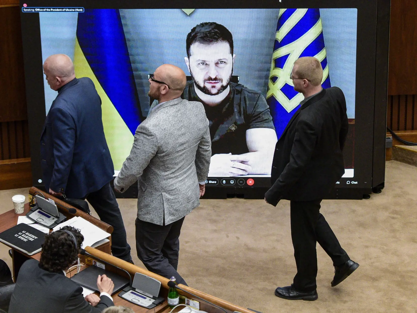 Na snímke uprostred poslanci ĽSNS, zľava Stanislav Mizík, Marek Kotleba, Rastislav Schlosár odchádzajú z rokovacej sály Národnej rady SR počas príhovoru ukrajinského prezidenta Volodymyra Zelenského, ktorý vystúpil prostredníctvom telemostu počas 65. schôdze Národnej rady SR 10. mája 2022 v Bratislave. FOTO TASR - Pavol Zachar