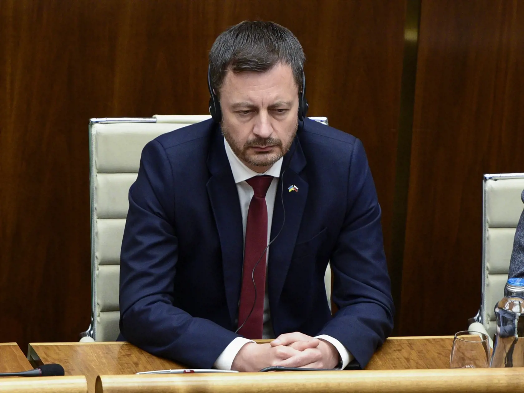 Na snímke predseda vlády SR Eduard Heger počúva počas videopríhovoru ukrajinského prezidenta Volodymyra Zelenského k poslancom NR SR v rámci 65. schôdze Národnej rady SR 10. mája 2022 v Bratislave. FOTO TASR - Pavol Zachar