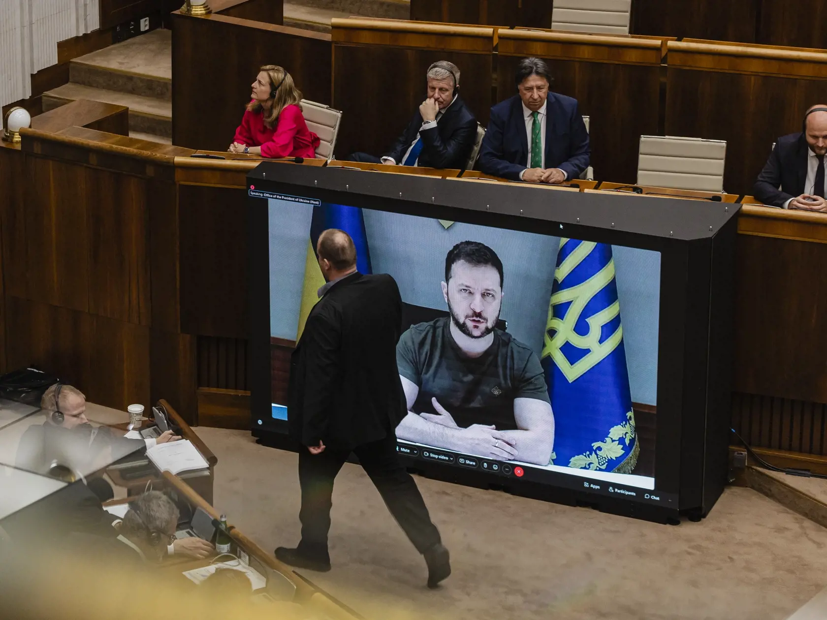 Prezident Ukrajiny Volodymyr Oleksandrovyč Zelenskyj sa prihovoril prostredníctvom telemostu poslancom Národnej rady Slovenskej republiky a členom Vlády Slovenskej republiky.