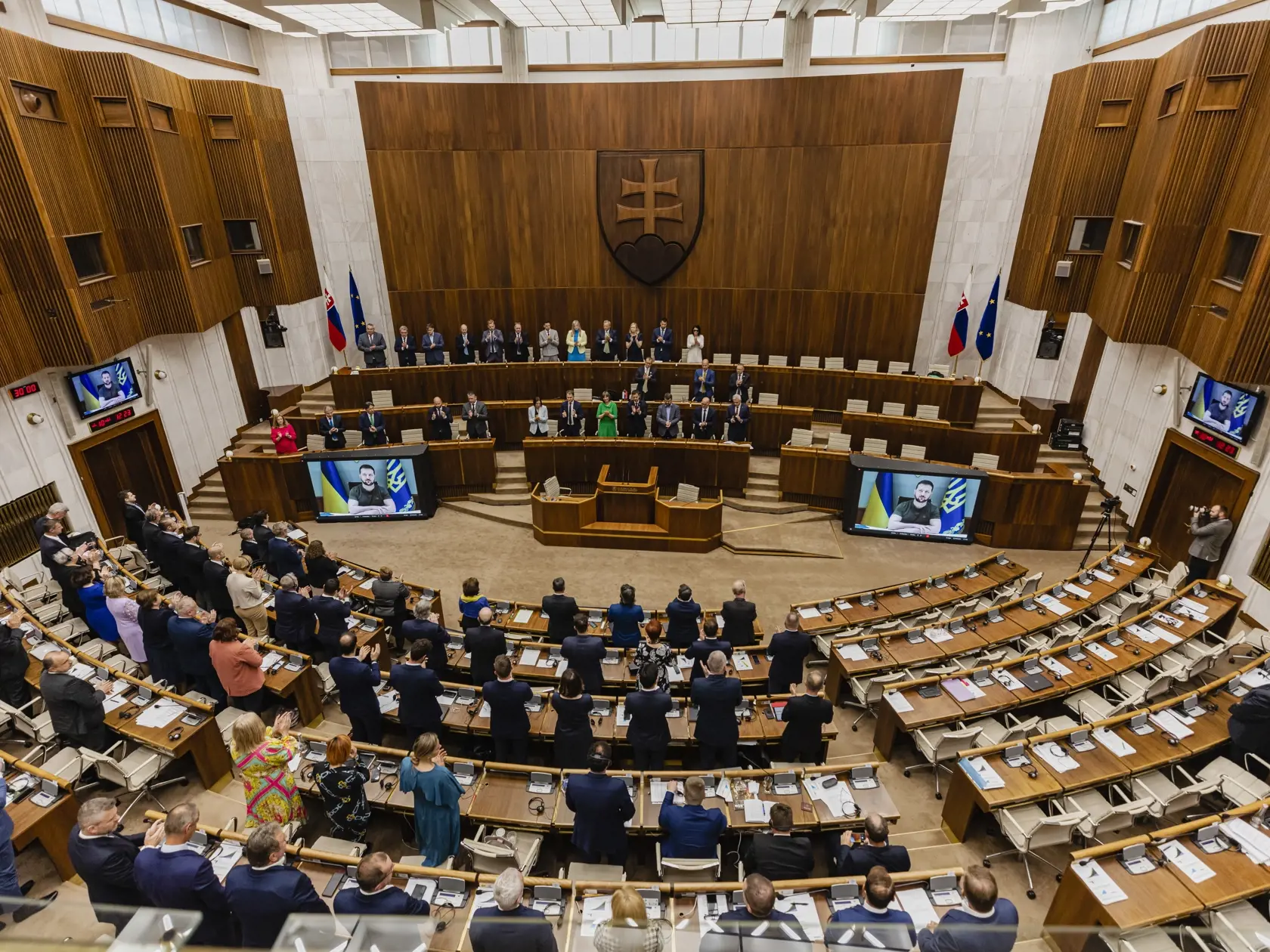 Prezident Ukrajiny Volodymyr Oleksandrovyč Zelenskyj sa prihovoril prostredníctvom telemostu poslancom Národnej rady Slovenskej republiky a členom Vlády Slovenskej republiky.