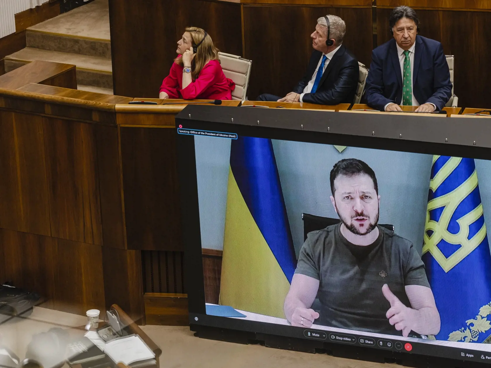 Prezident Ukrajiny Volodymyr Oleksandrovyč Zelenskyj sa prihovoril prostredníctvom telemostu poslancom Národnej rady Slovenskej republiky a členom Vlády Slovenskej republiky.