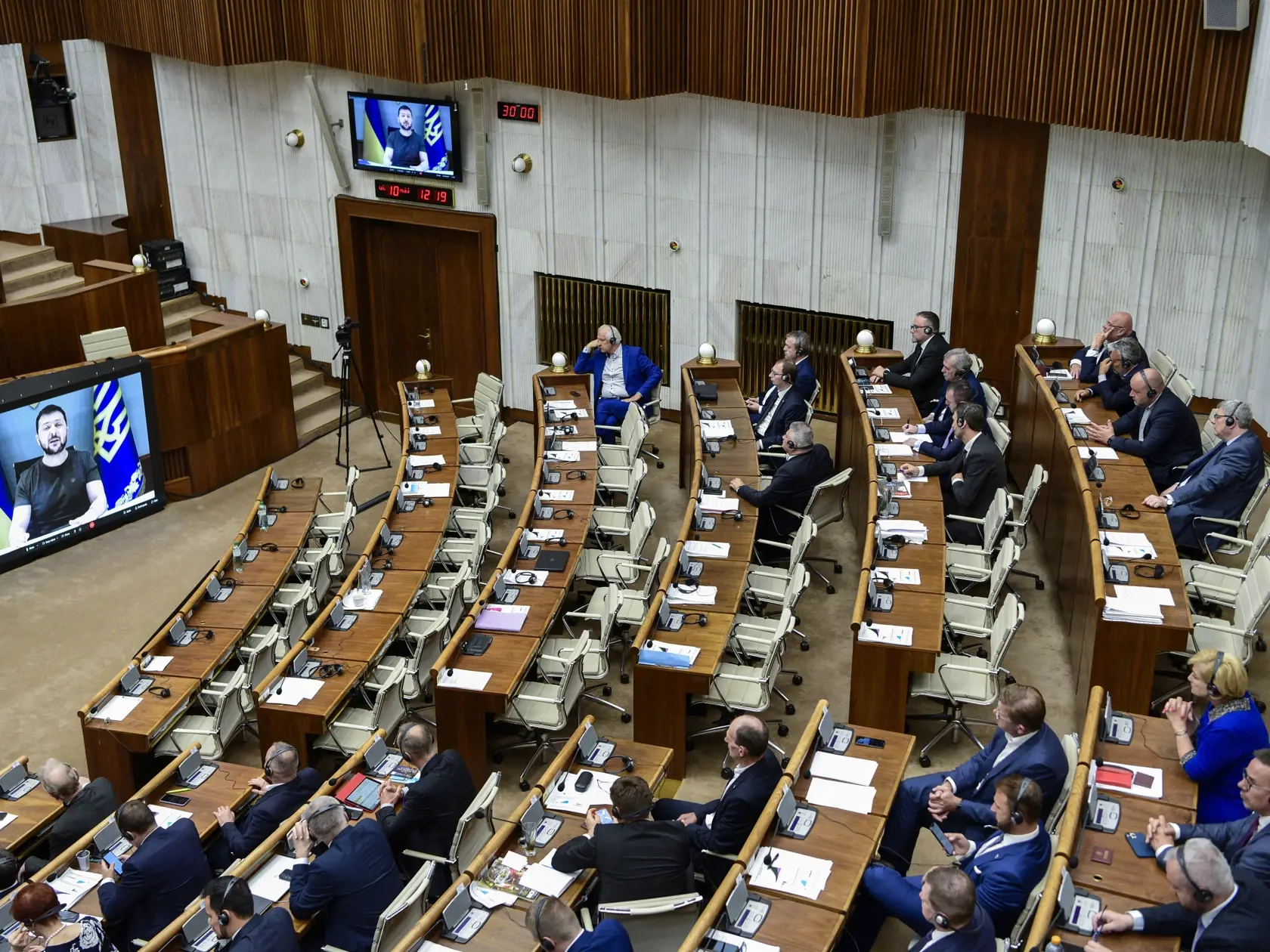 Na snímke prázdne kreslá opozície v rokovacej sále Národnej rady SR počas vystúpenia ukrajinskeho prezidenta Volodymyra Zelenskeho prostredníctvom telemostu v rámci 65. schôdze Národnej rady SR 10. mája 2022 v Bratislave. FOTO TASR - Pavol Zachar