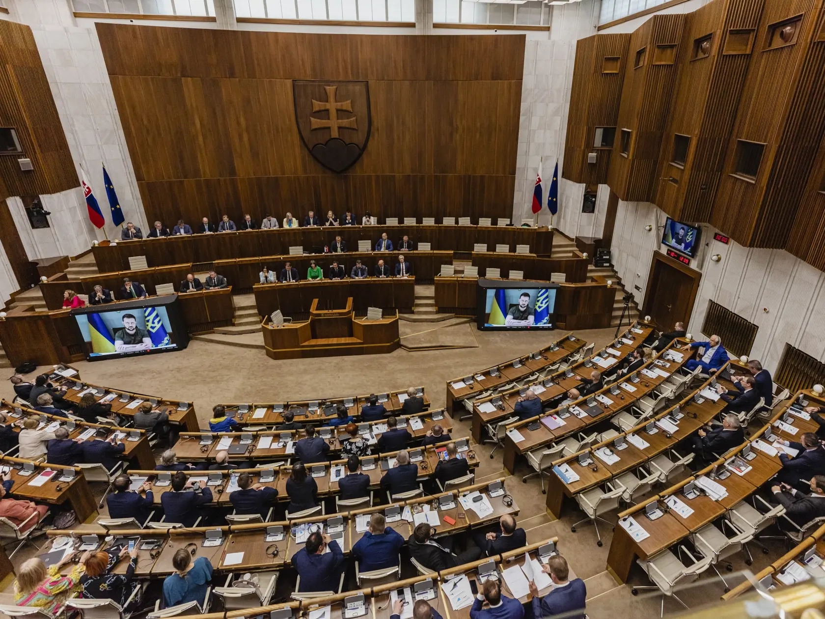 Prezident Ukrajiny Volodymyr Oleksandrovyč Zelenskyj sa prihovoril prostredníctvom telemostu poslancom Národnej rady Slovenskej republiky a členom Vlády Slovenskej republiky.