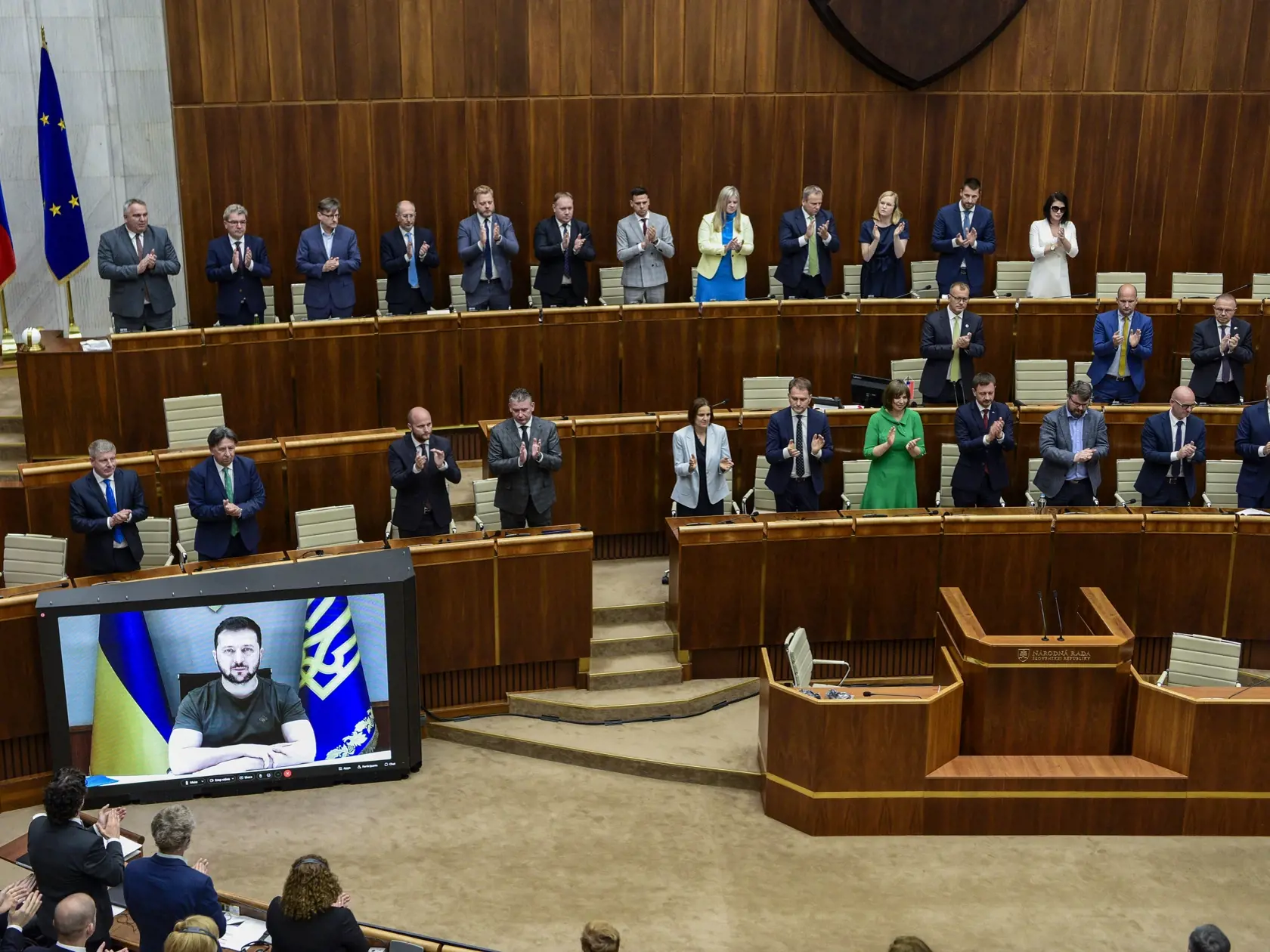 Na snímke poslanci NR SR tlieskajú počas virtuálneho príhovoru ukrajinského prezidenta Volodymyra Zelenského v rámci 65. schôdze Národnej rady SR 10. mája 2022 v Bratislave. FOTO TASR - Pavol Zachar