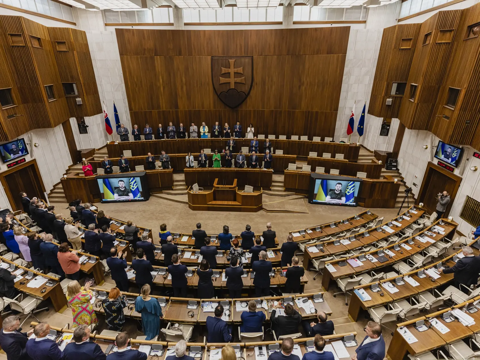 Prezident Ukrajiny Volodymyr Oleksandrovyč Zelenskyj sa prihovoril prostredníctvom telemostu poslancom Národnej rady Slovenskej republiky a členom Vlády Slovenskej republiky.