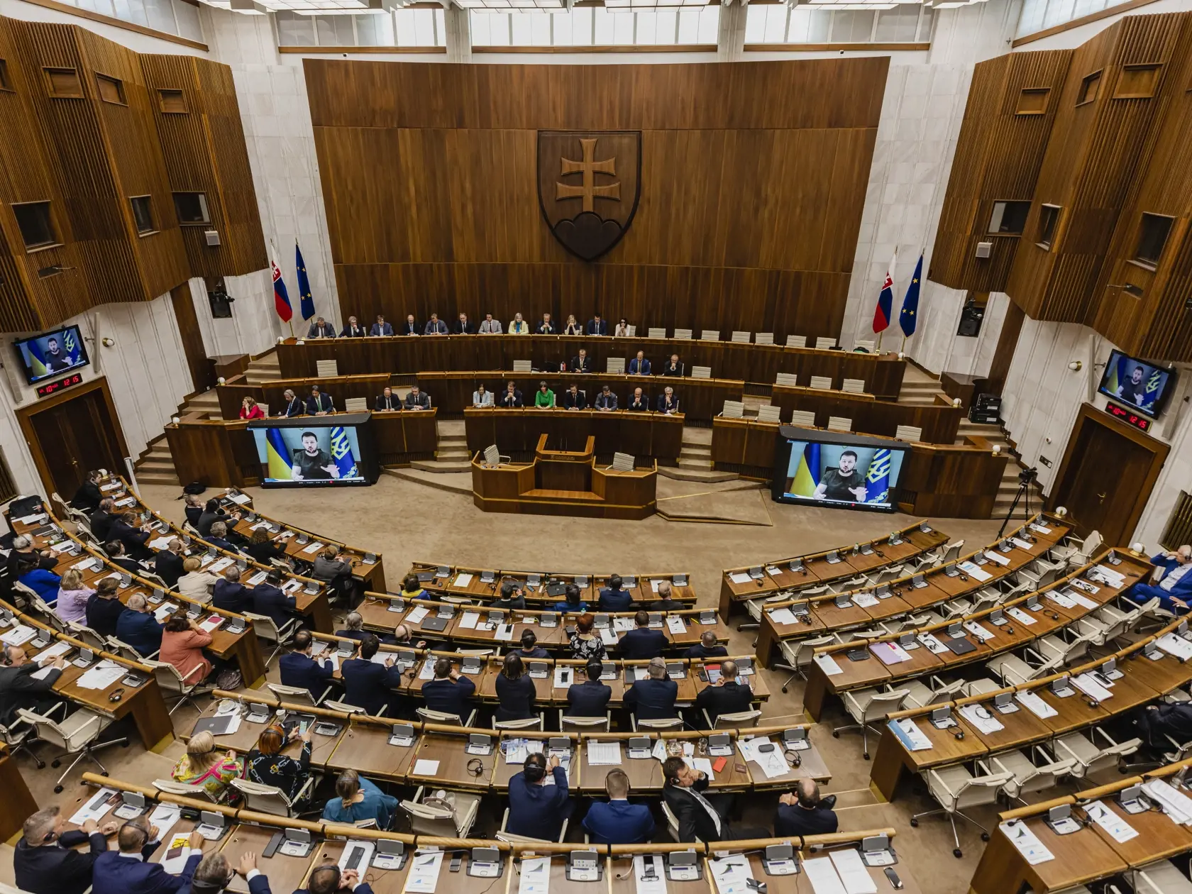 Prezident Ukrajiny Volodymyr Oleksandrovyč Zelenskyj sa prihovoril prostredníctvom telemostu poslancom Národnej rady Slovenskej republiky a členom Vlády Slovenskej republiky.