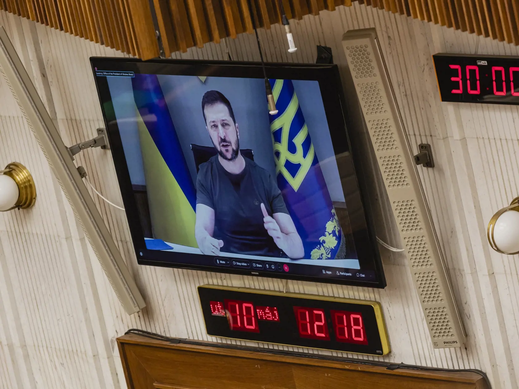 Prezident Ukrajiny Volodymyr Oleksandrovyč Zelenskyj sa prihovoril prostredníctvom telemostu poslancom Národnej rady Slovenskej republiky a členom Vlády Slovenskej republiky.