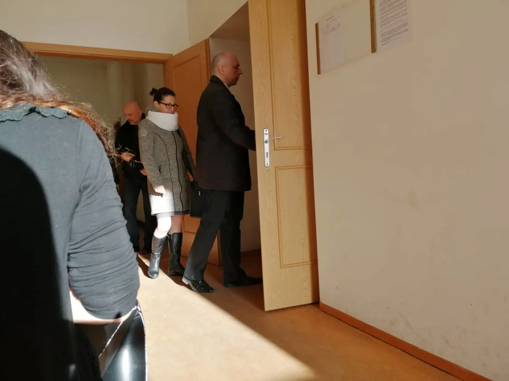Juditina rodina vchádza do súdnej siene.