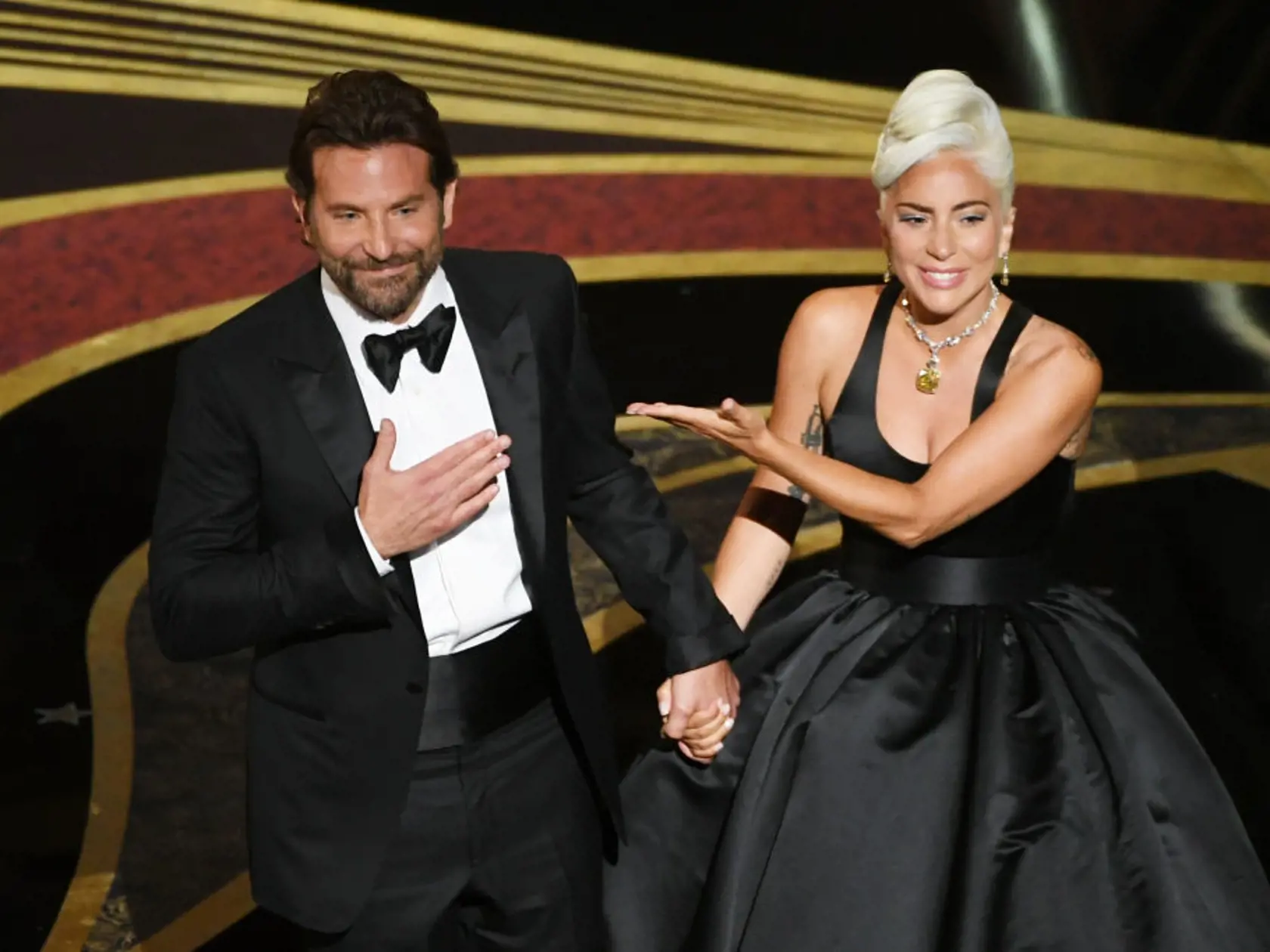 Bradley Cooper a Lady Gaga na udeľovaní Oscarov.