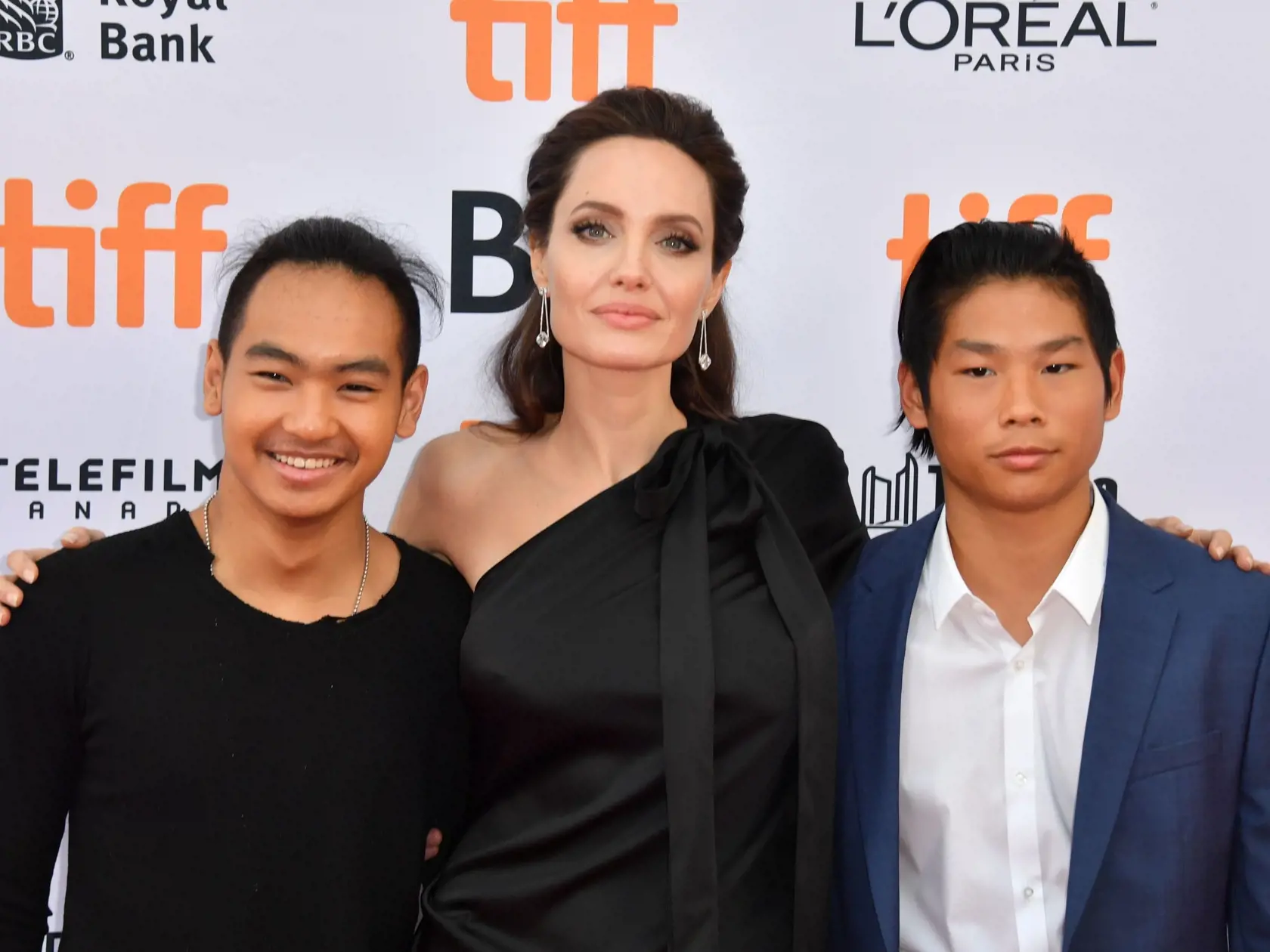 Angelina so svojimi najstaršími synmi – Maddoxom a Paxom.