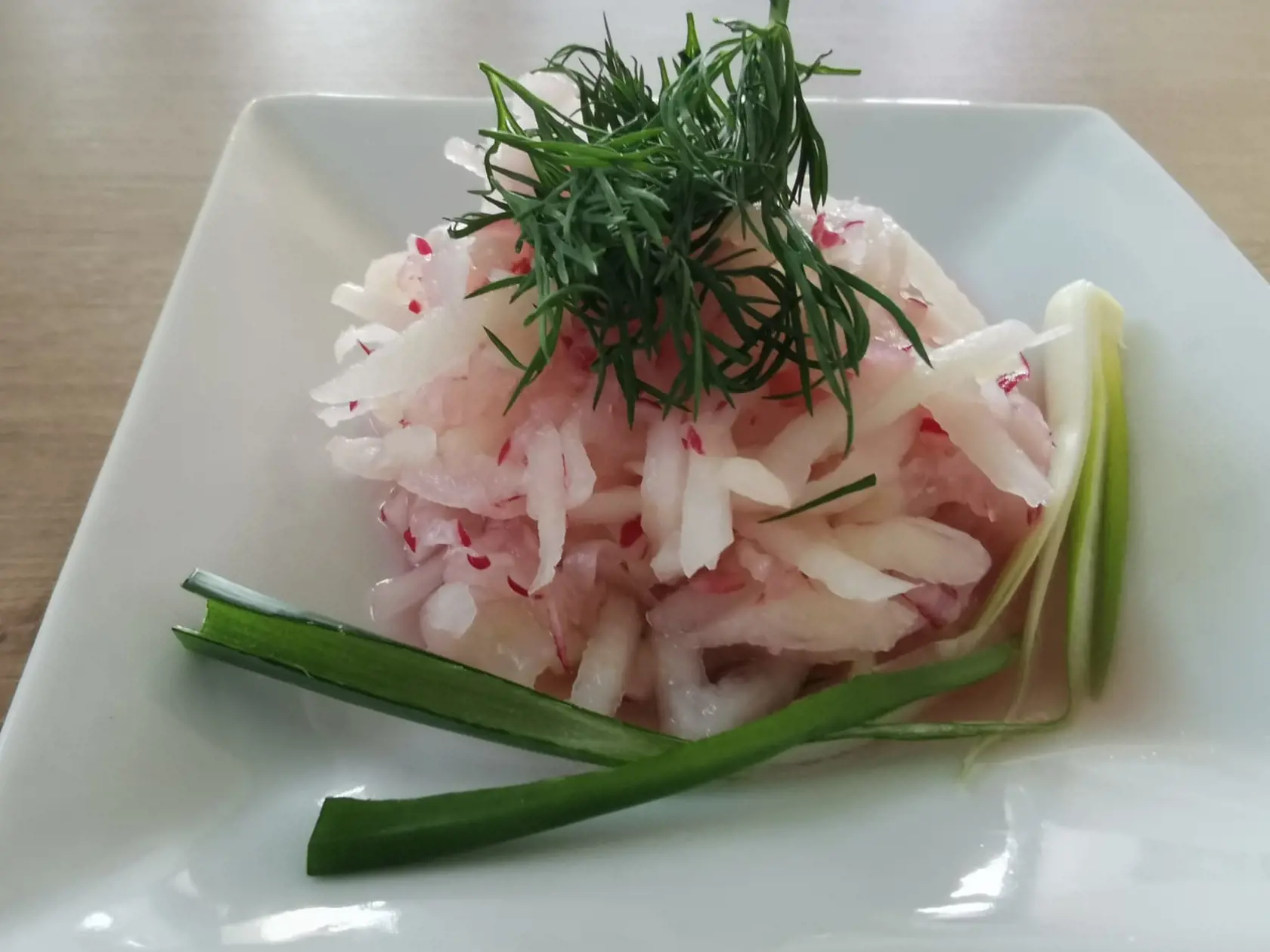 Šalát ako zdroj potrebných enzýmov: Potrebujeme zväzok reďkovky, 1 kaleráb, jarnú cibuľku, kôpor, ume ocot. Postup: Reďkovky nastrúhajte na jemnom strúhadle, kaleráb na hrubom, pridajte kôpor a prelejte octom – 1 PL stačí, ale pridajte také množstvo, aké to vyhovuje vám. Bez soli, bez korenia, len čistý účinok zeleniny a prospešného druhu octu.