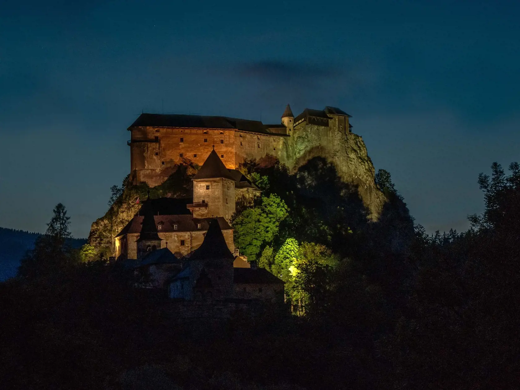 Tento záber fotografoval autor v smere od Oravského Podzámku a musíme povedať, že ten úchvatný pohľad naozaj stojí za to.