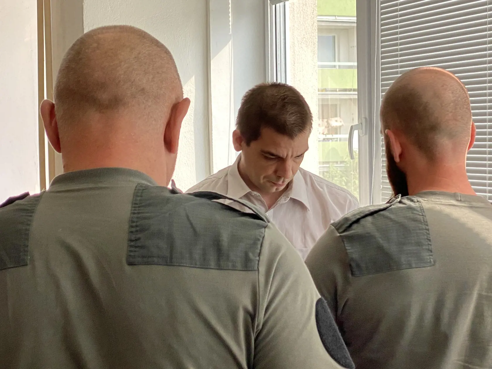 Obžalovaný Lukáš (43)  z väznenia školáčky sa postavil vo štvrtok 25. 7. 2023 pred súd.