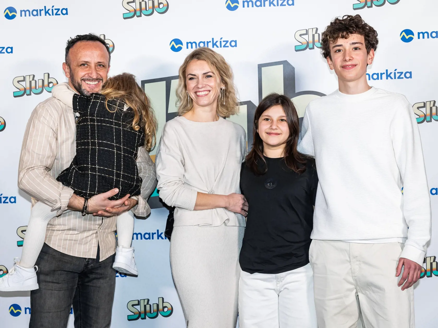 Premiéra denného televízneho seriálu “SĽUB” v Bratislave. Na snímke Ondrej Kandráč s rodinou.