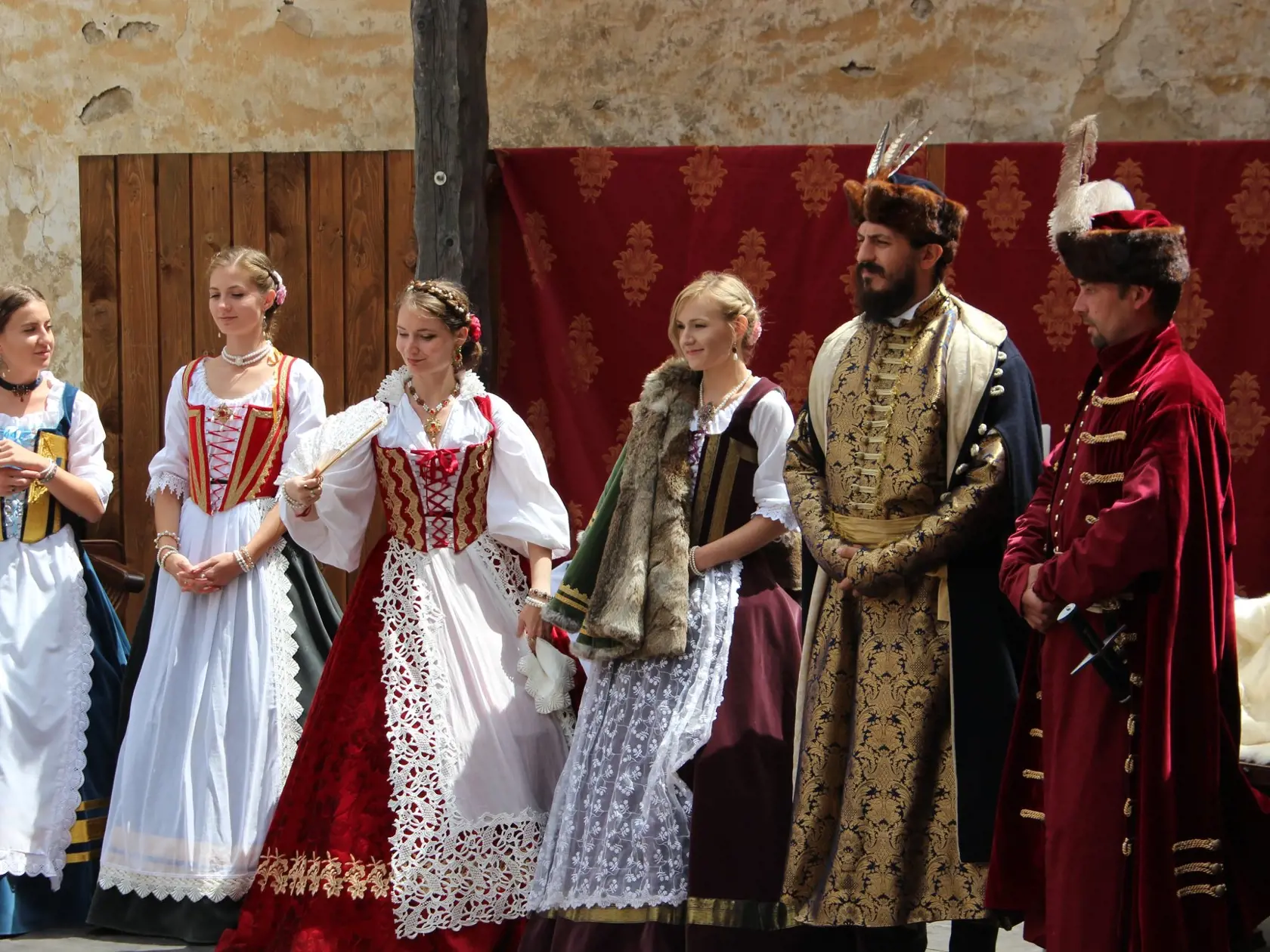 Oravský hrad je opradený legendami. jedna z nich sa spája s grófom Petrom Komorovským. Ten si uplatňoval právo prvej noci u cnostných diev. Na hrade ich zneuctil a neraz i zabil. Keď si vyhliadol istú Marienku, dievča radšej vyskočila z okna, ako by sa mu oddalo. Gróf s čašou vína vyhliadol vtedy z okna a zrazu ho zasiahol blesk. Po čase si ľudia všimli, ako okolo hradu poletuje biela holubica, ktorú stíha jastrab. Sú presvedčení, že je to nešťastné dievča a gróf.