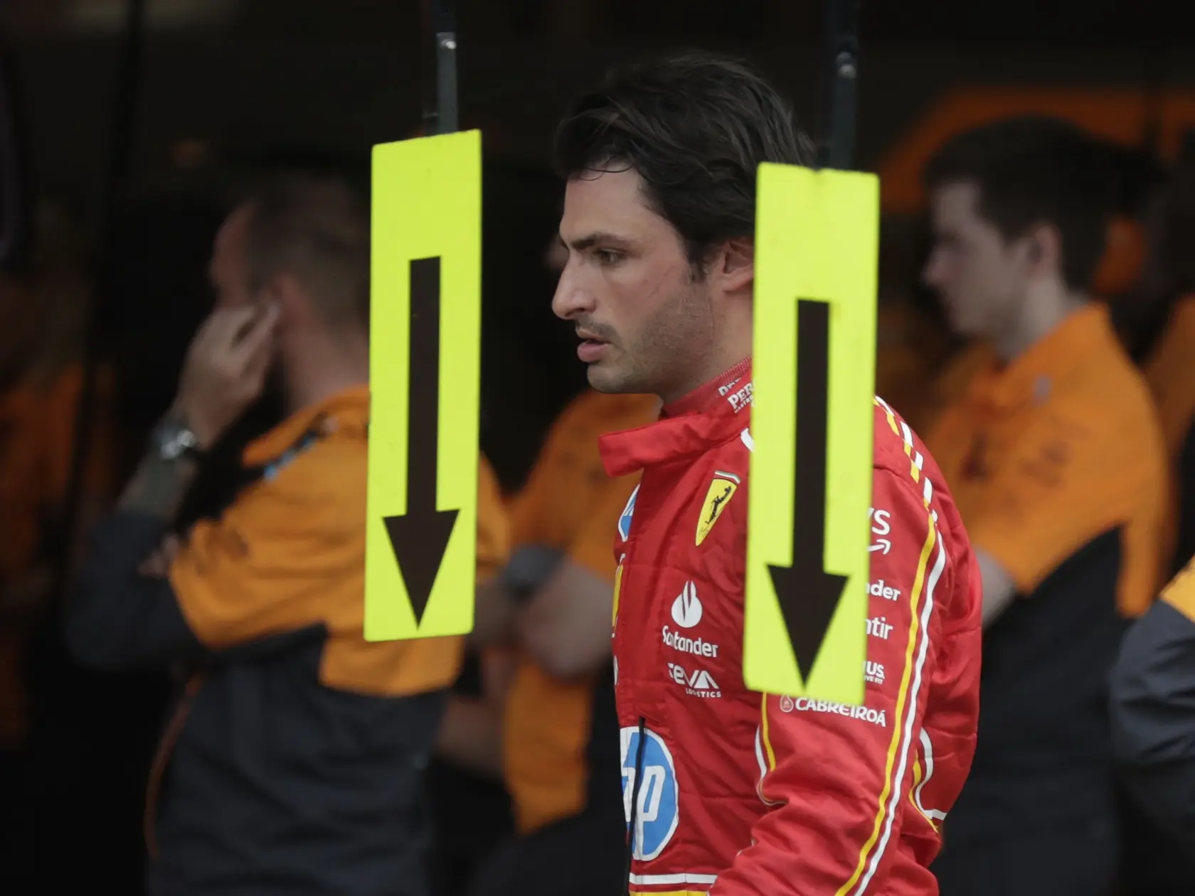 KK43 Sao Paulo - Španielsky pretekár F1 Carlos Sainz z Ferrari odchádza do boxov po zrážke počas daždivej nedeľnej kvalifikácie na VC Brazílie 3. novembra 2024 v Sao Paule. FOTO TASR/AP
Ferrari driver Carlos Sainz of Spain walks back to his pits after he crashed into the track wall during the qualifying session ahead of the Brazilian Formula One Grand Prix at the Interlagos race track, in Sao Paulo, Brazil, Sunday, Nov. 3, 2024. (Sebastian Moreira/Pool via AP)