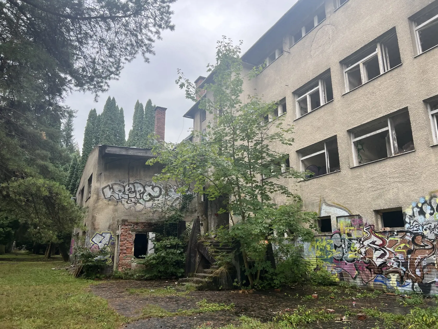 „Budeme opravovať chodníky, pridáme lavičky, osvetlenie a nainštalujeme kamerový systém, aby sme predišli vandalizmu,“ hovorí. Avšak, pri pohľade na zdevastované budovy ťažko uveriť tomu, že toto miesto môže znova ožiť.