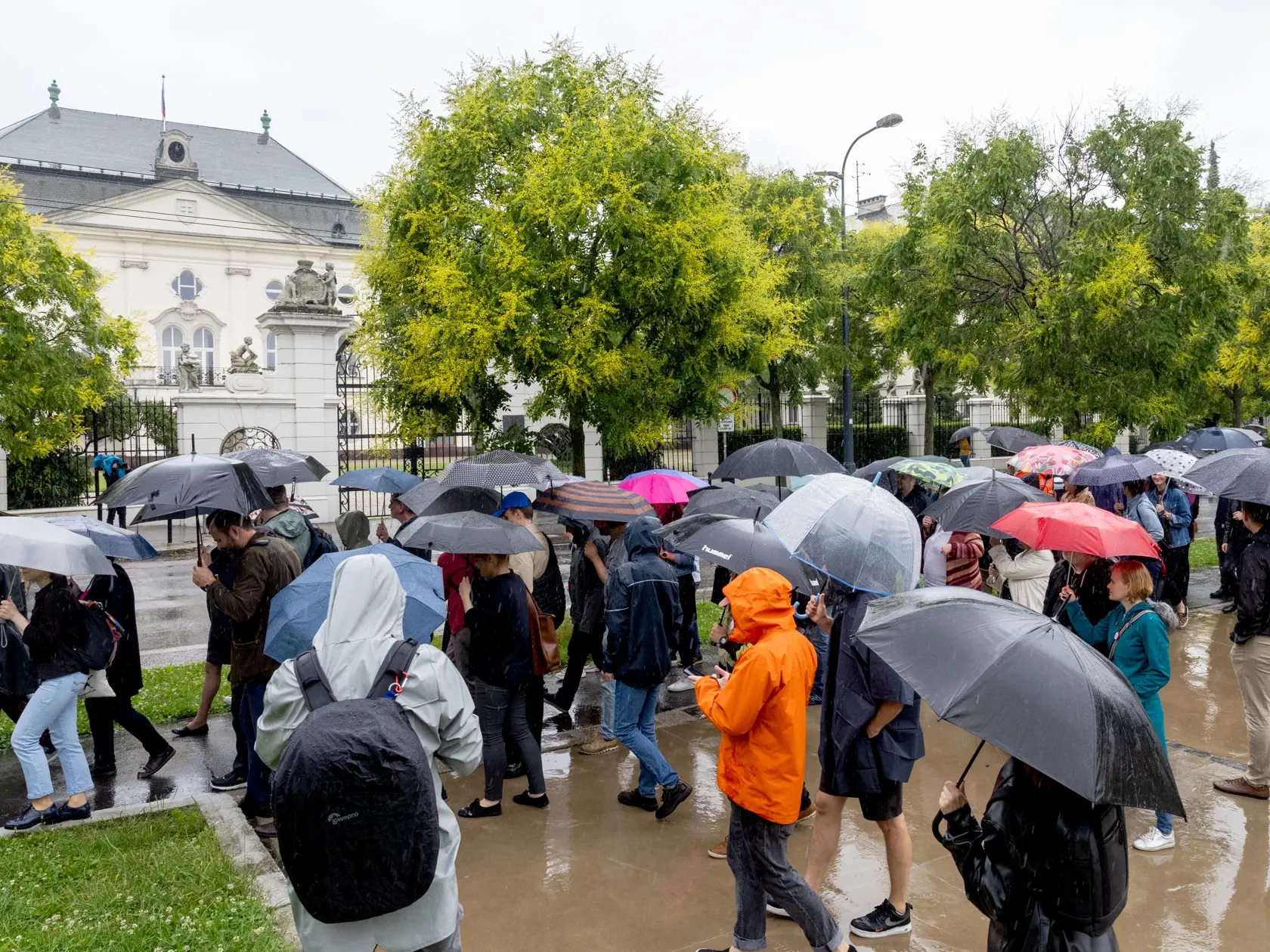 Štrajk nespokojných zamestnancov a spolupracovníkov RTVS, cieľom ktorého je stiahnutie sporného návrhu zákona o STVR. Dav sa presunul z budovy Slovenského rozhlasu na Mýtnej ulici pred Úrad vlády a následne pred budovu Ministerstva kultúry na Námestí SNP, kde prebehol príhovor členov štrajkového výboru a pozvaných hostí.