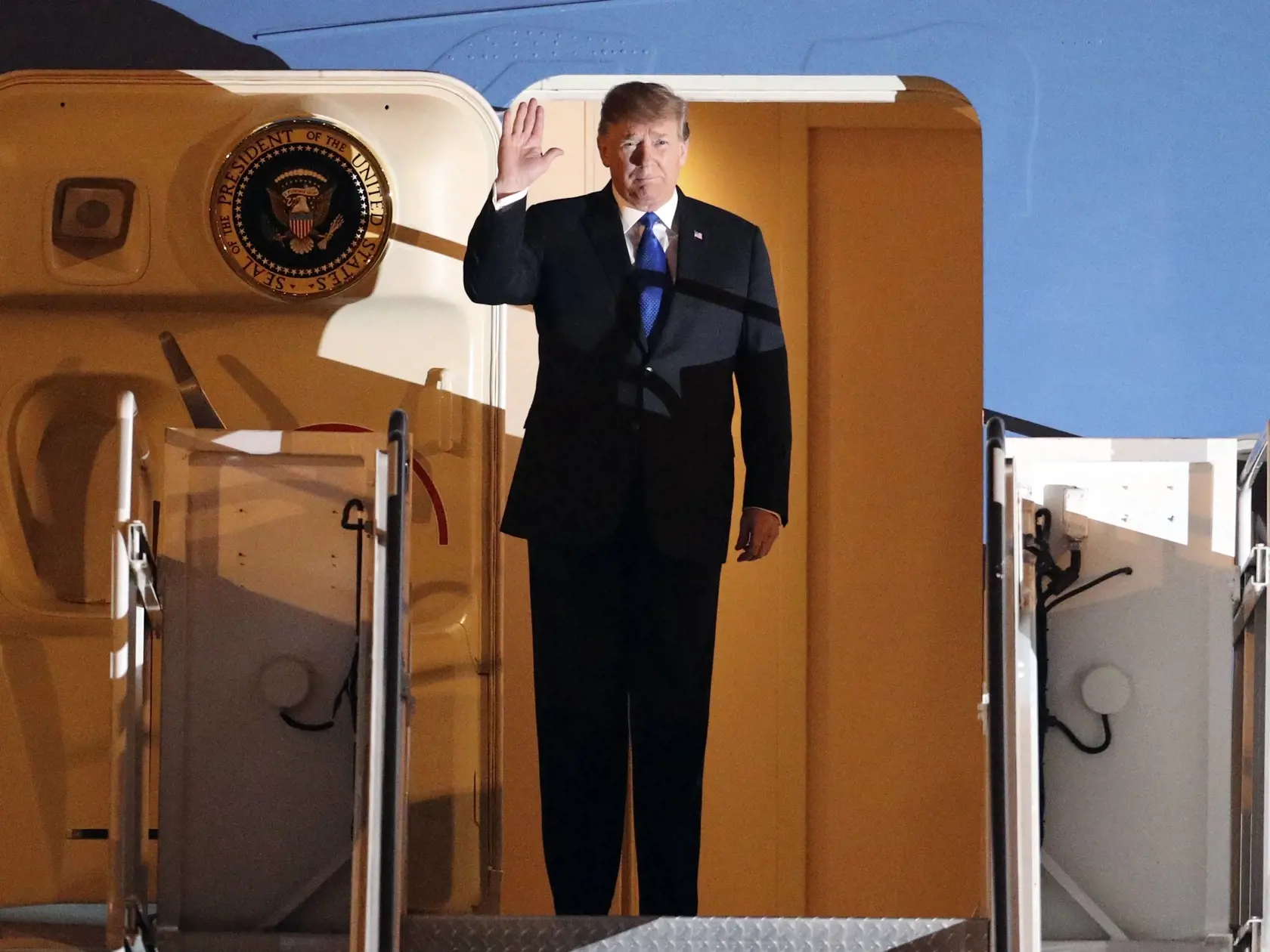 Americký prezident Donald Trump vystupuje z lietadla po prílete do Hanoja na summit s Kimom.