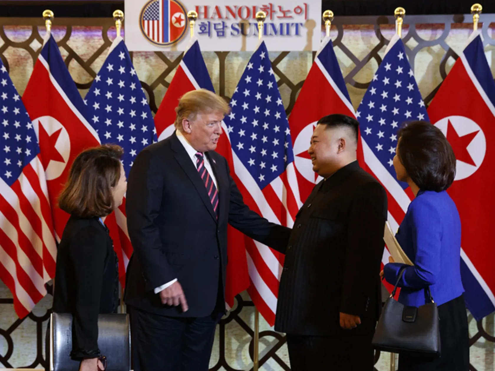 Obaja politici si s úsmevom podali ruky a Trump vyjadril presvedčenie, že summit s Kimom bude "veľmi úspešný", informovala agentúra AFP. Stretnutie sa koná v hanojskom hoteli Metropole.