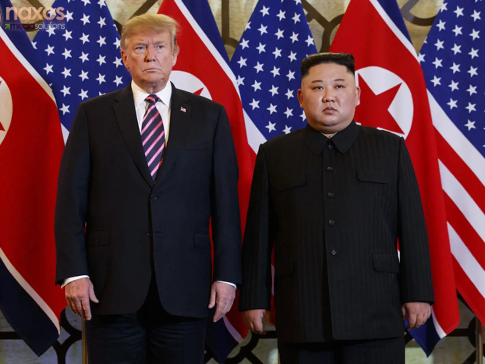 Obaja politici si s úsmevom podali ruky a Trump vyjadril presvedčenie, že summit s Kimom bude "veľmi úspešný", informovala agentúra AFP. Stretnutie sa koná v hanojskom hoteli Metropole.