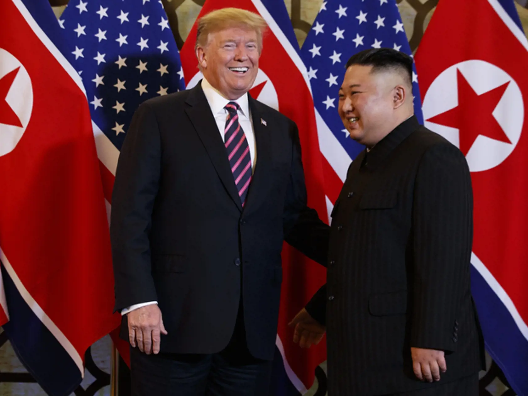 Obaja politici si s úsmevom podali ruky a Trump vyjadril presvedčenie, že summit s Kimom bude "veľmi úspešný", informovala agentúra AFP. Stretnutie sa koná v hanojskom hoteli Metropole.