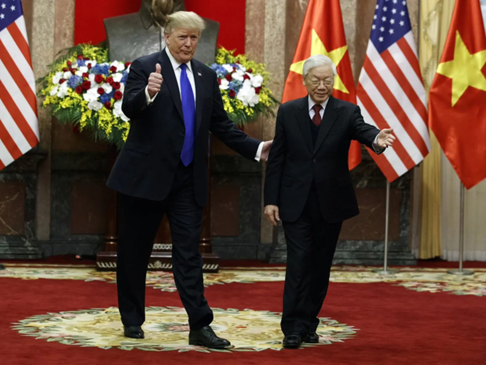 Obaja politici si s úsmevom podali ruky a Trump vyjadril presvedčenie, že summit s Kimom bude "veľmi úspešný", informovala agentúra AFP. Stretnutie sa koná v hanojskom hoteli Metropole.
