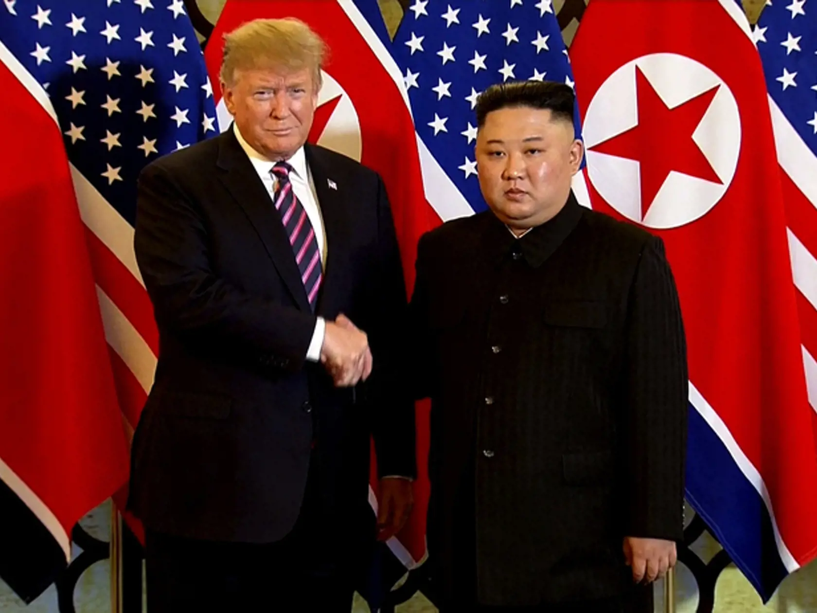 Obaja politici si s úsmevom podali ruky a Trump vyjadril presvedčenie, že summit s Kimom bude "veľmi úspešný", informovala agentúra AFP. Stretnutie sa koná v hanojskom hoteli Metropole.