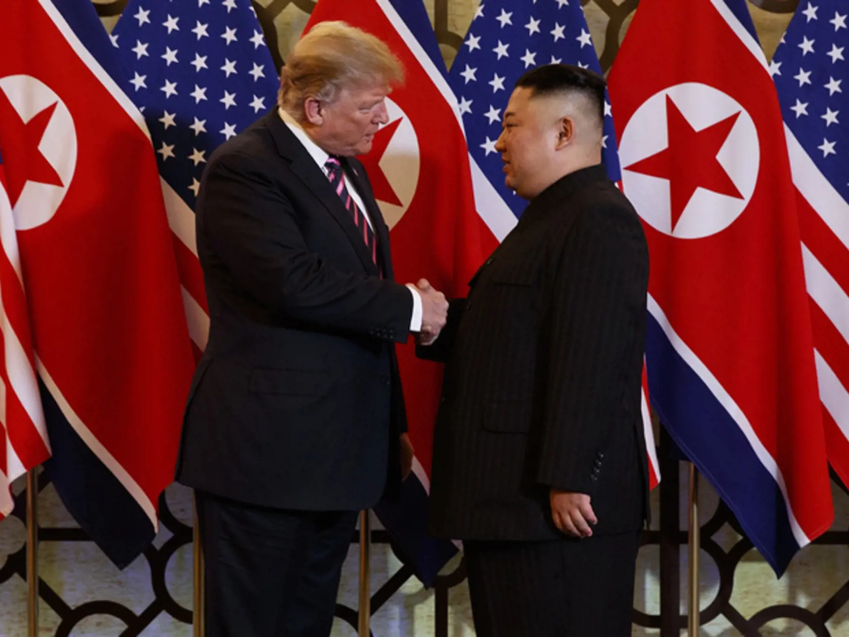 Obaja politici si s úsmevom podali ruky a Trump vyjadril presvedčenie, že summit s Kimom bude "veľmi úspešný", informovala agentúra AFP. Stretnutie sa koná v hanojskom hoteli Metropole.