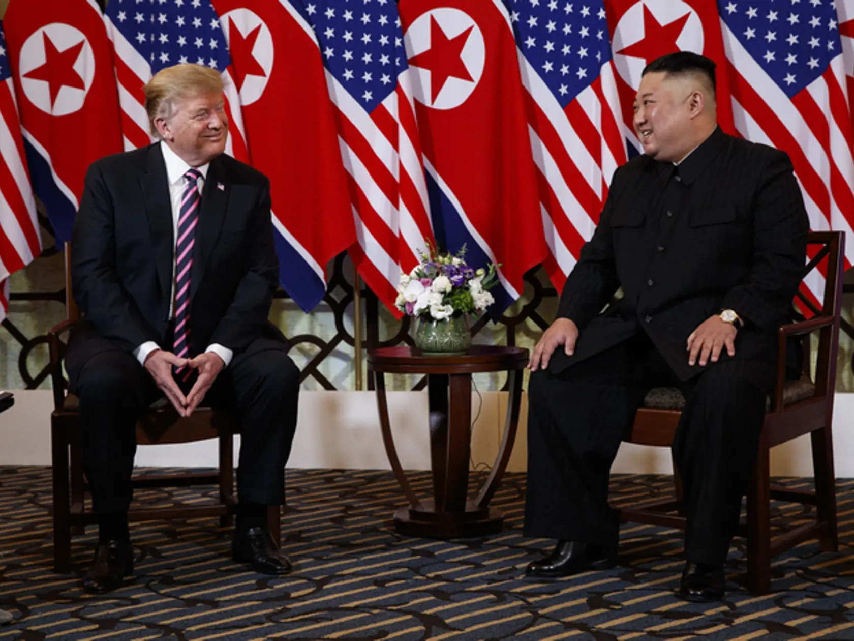Obaja politici si s úsmevom podali ruky a Trump vyjadril presvedčenie, že summit s Kimom bude "veľmi úspešný", informovala agentúra AFP. Stretnutie sa koná v hanojskom hoteli Metropole.