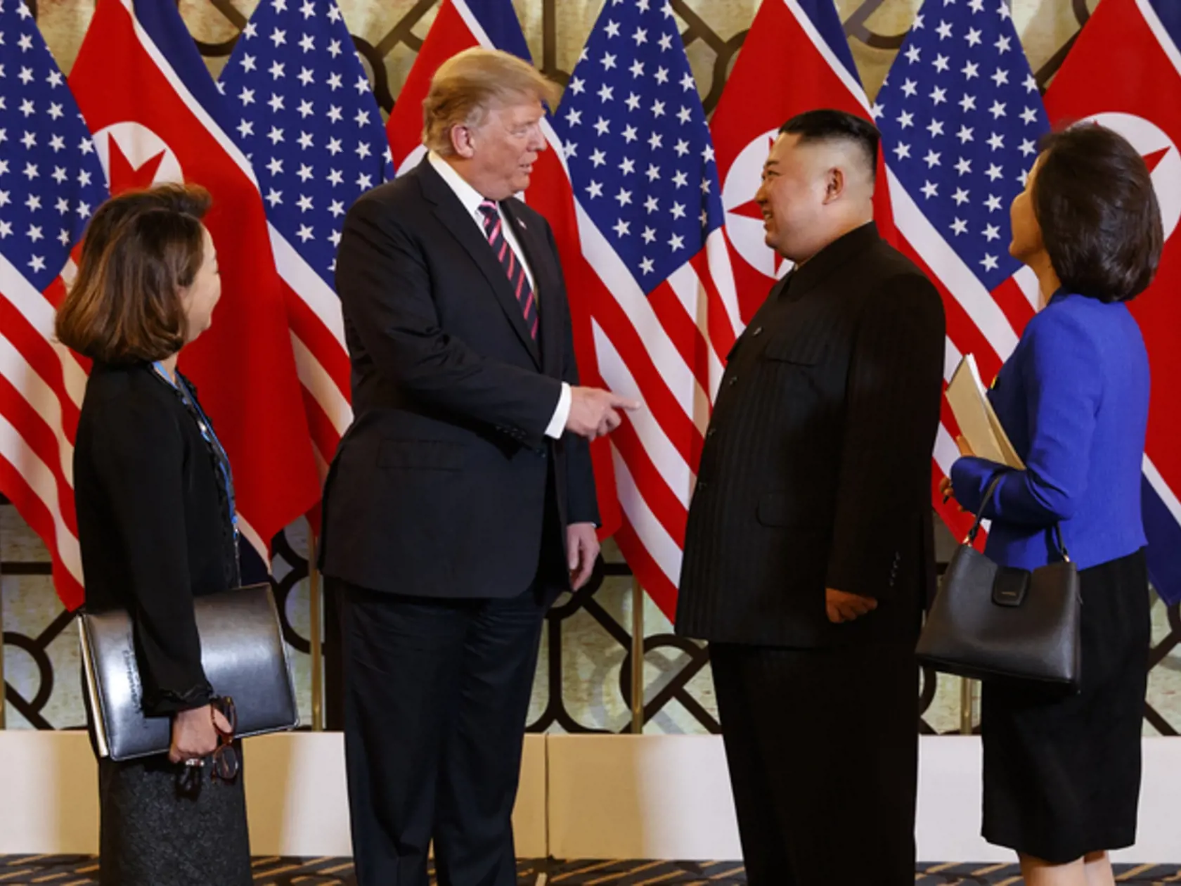 Obaja politici si s úsmevom podali ruky a Trump vyjadril presvedčenie, že summit s Kimom bude "veľmi úspešný", informovala agentúra AFP. Stretnutie sa koná v hanojskom hoteli Metropole.