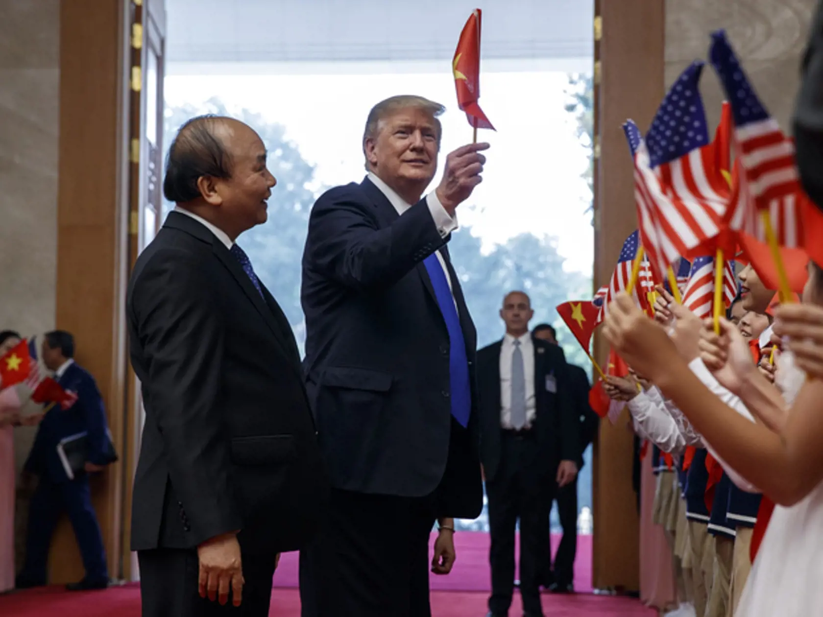 Obaja politici si s úsmevom podali ruky a Trump vyjadril presvedčenie, že summit s Kimom bude "veľmi úspešný", informovala agentúra AFP. Stretnutie sa koná v hanojskom hoteli Metropole.