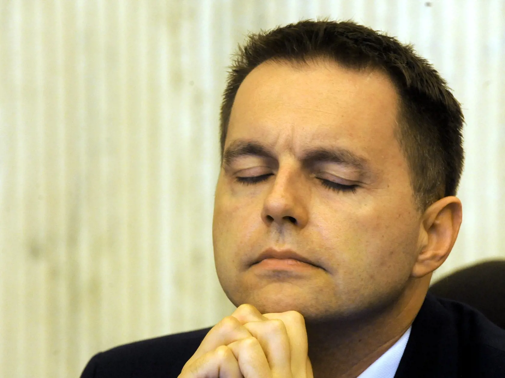 Zamyslený: Viackrát fotografi zachytili ministra Petra Kažimíra v sede s mysliteľskou rukou pod bradou a zatvorenými očami.