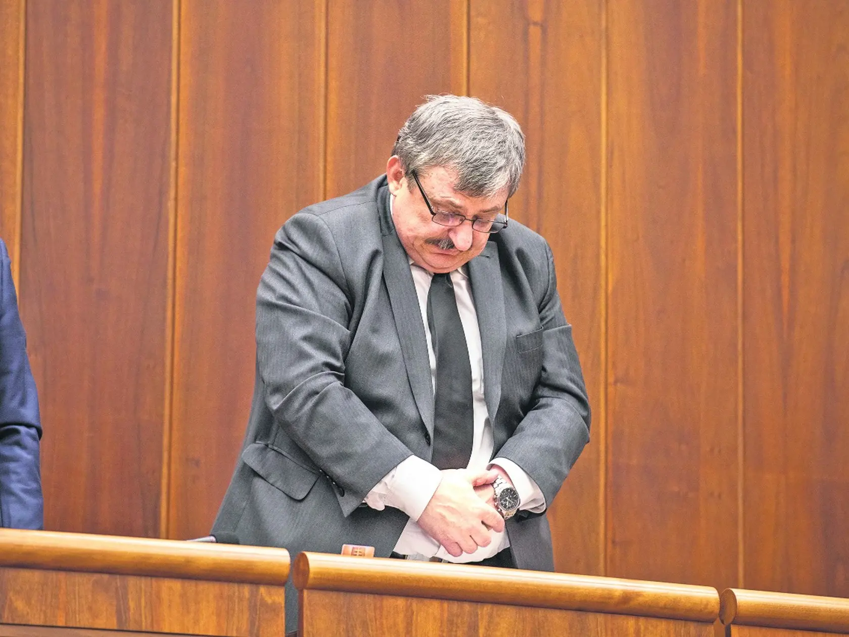 Anton Hrnko prvýkrát v parlamente po tragédii. 
