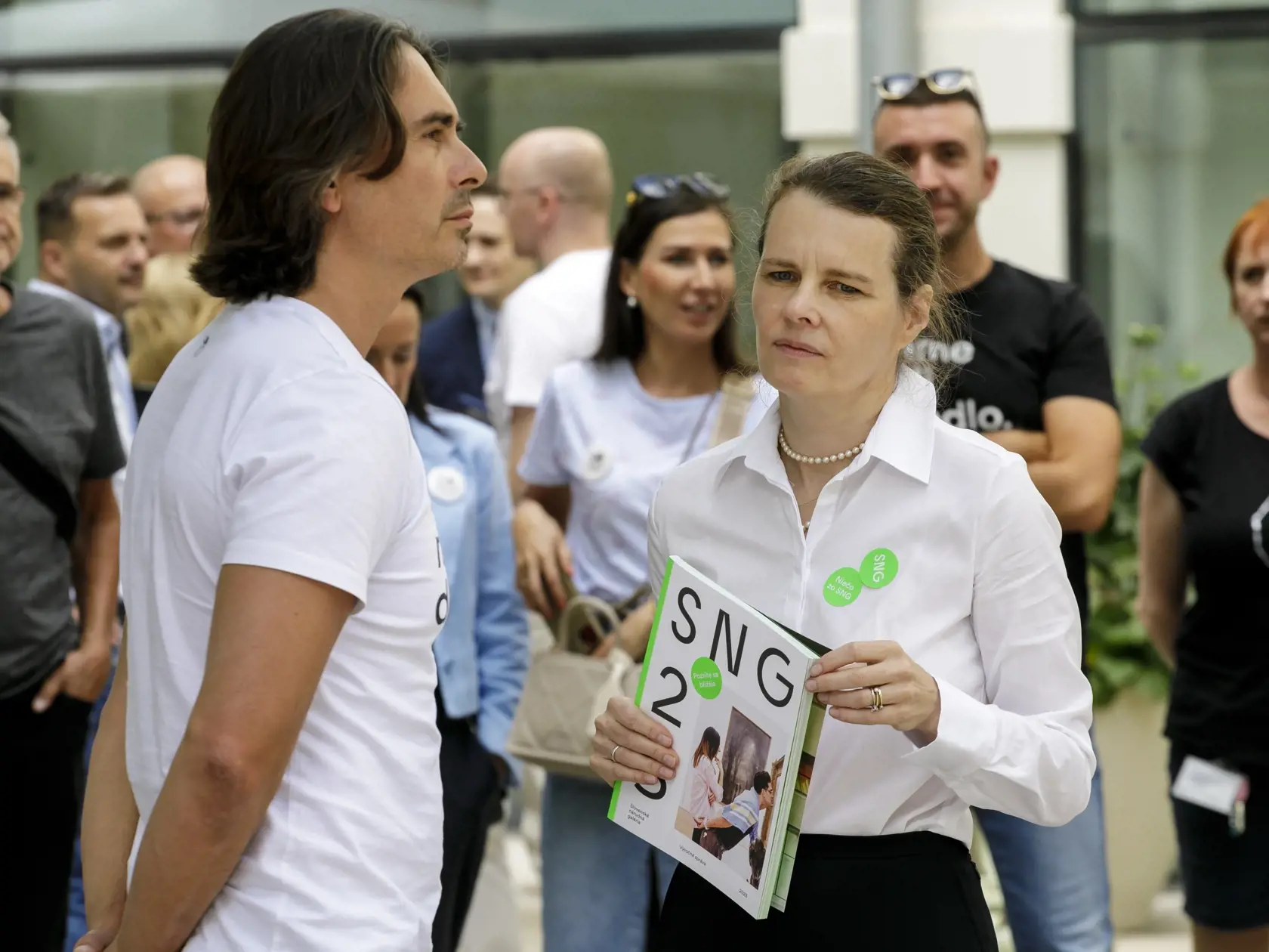 Odvolaná generálna riaditeľka Slovenskej národnej galérie (SNG) Alexandra Kusá a odvolaný generálny riaditeľ Slovenského národného divadla (SND) Matej Drlička počas tlačovej konferencie k odvolaniu generálnej riaditeľky Alexandry Kusej na nádvorí SNG.