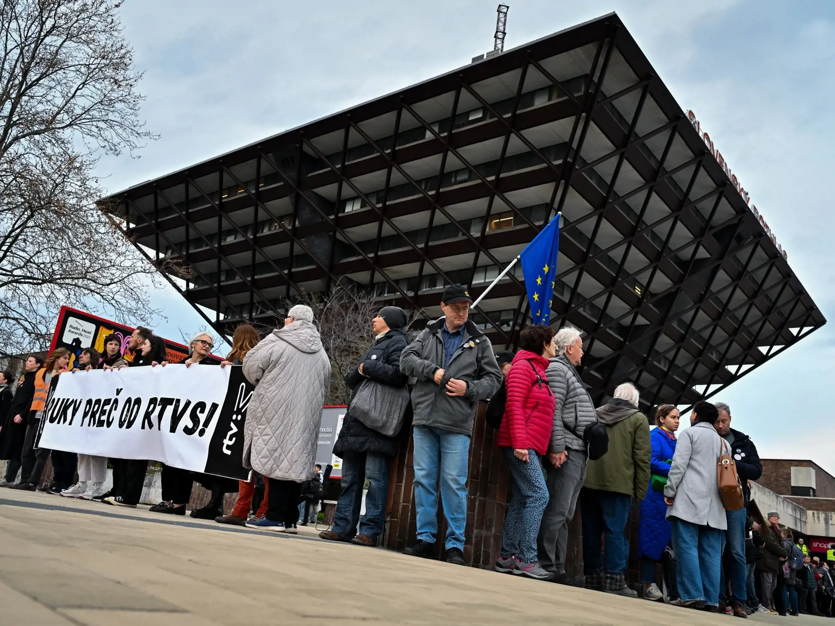 Na snímke účastníci protestného pochodu, ktorý organizuje tím Mier Ukrajine pochodovali z Námestia slobody pred budovu Slovenského rozhlasu, okolo ktorej vytvorili živú reťaz 27. marca 2024 v Bratislave. FOTO TASR - Pavol Zachar