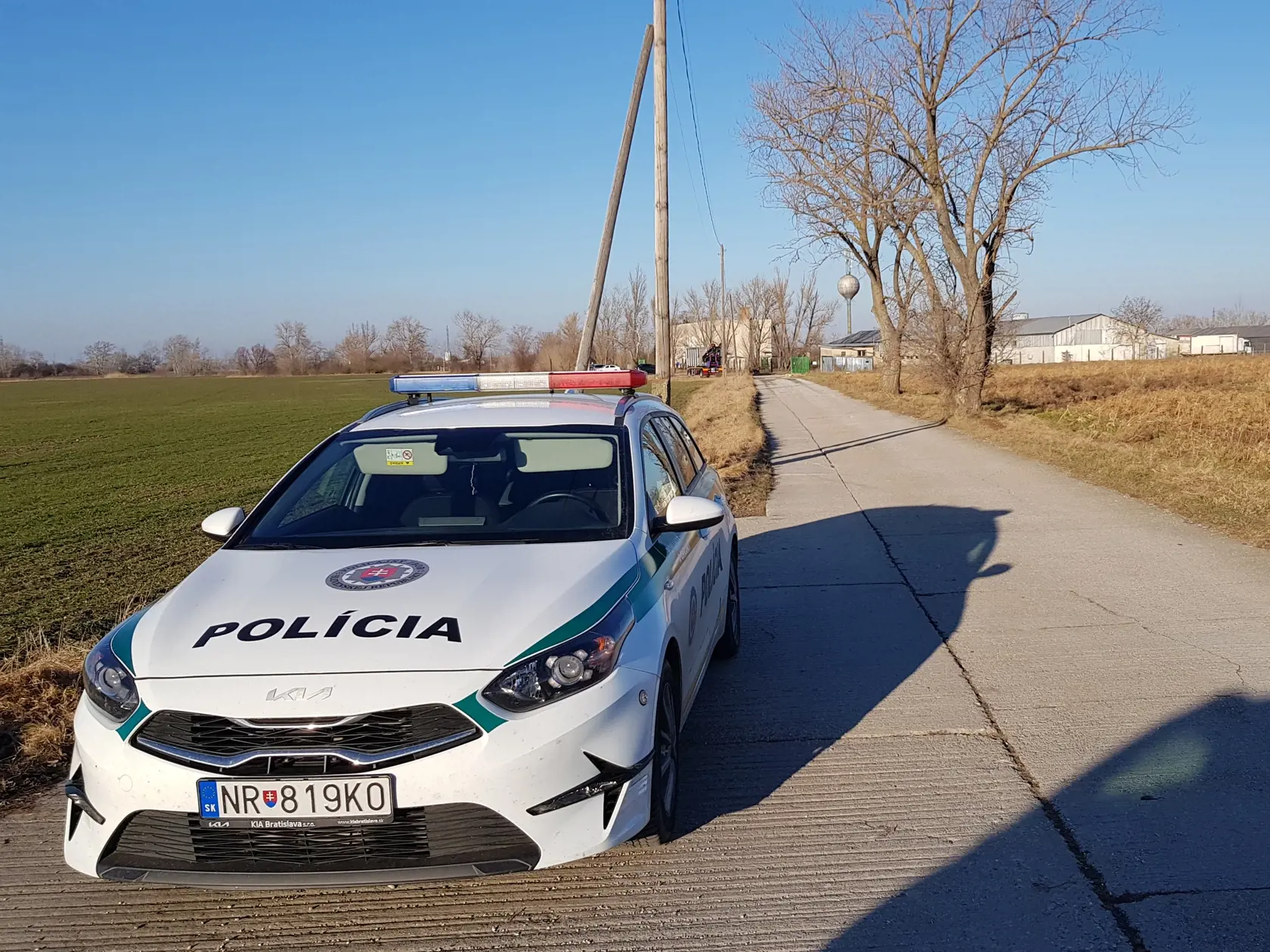 V komerčnom chove nosníc v Zlatnej na Ostrove v okrese Komárno hygienici potvrdili vtáčiu chrípku. Informovala o tom Veronika Daničová, hovorkyňa Ministerstva pôdohospodárstva a rozvoja vidieka (MPRV) SR. Na snímke policajné auto hliadkuje na ceste, ktorá vedie k farme v obci Zlatná na Ostrove v okrese Komárno v pondelok 29. januára 2024. FOTO TASR - Milan Drozd    