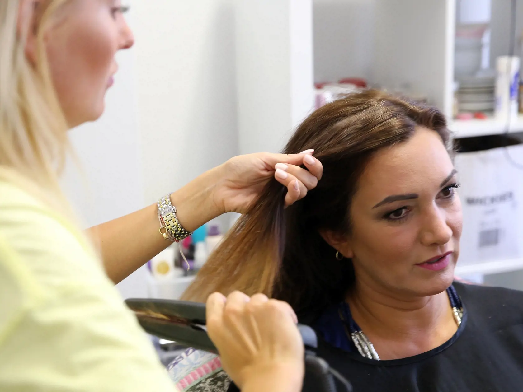 Zákulisie v Slovenskej televízii, relácia Dámsky klub.na fotke Karin Majtánová