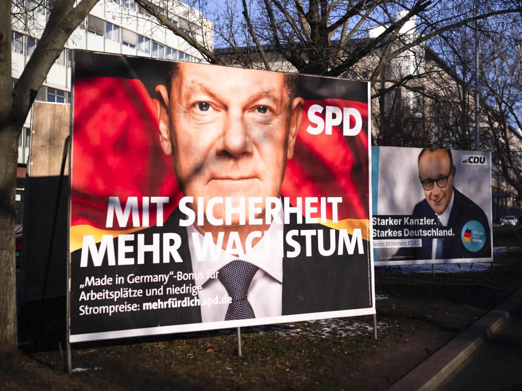 Predvolebné bilbordy top kandidátov  na kancelára vpredu sociálnych demokratov (SPD) s kancelárom Olafom Scholzom a vzadu kresťanských demokratov (CDU) s Friedrichom Merzom v Berlíne 20. februára 2025 pred predčasnými parlamentnými voľbami v Nemecku, ktoré sa budú konať v nedeľu 23. februára.