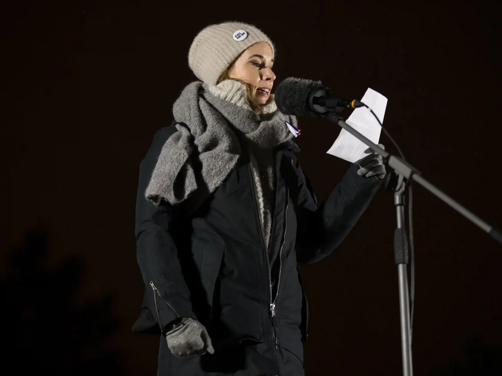 Táňa Pauhofová číta list od Pavly Holcovej na proteste Za slušné Slovensko. Holcová bola vtedy pod policajnou ochranou.