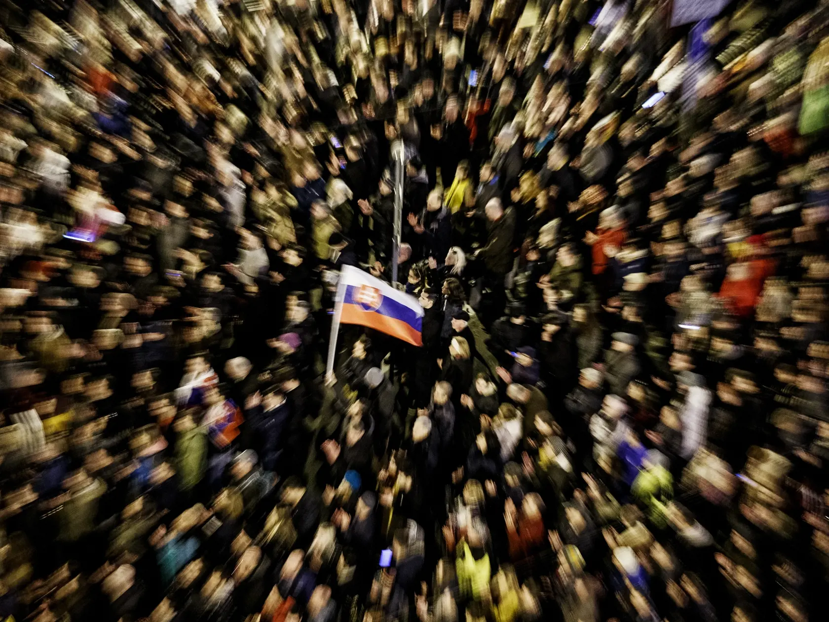 Pri príležitosti výročia vraždy novinára Jána Kuciaka a jeho snúbenice Martin Kušnírovej sa na námestí SNP v Bratislave konal protest Za slušné Slovensko.