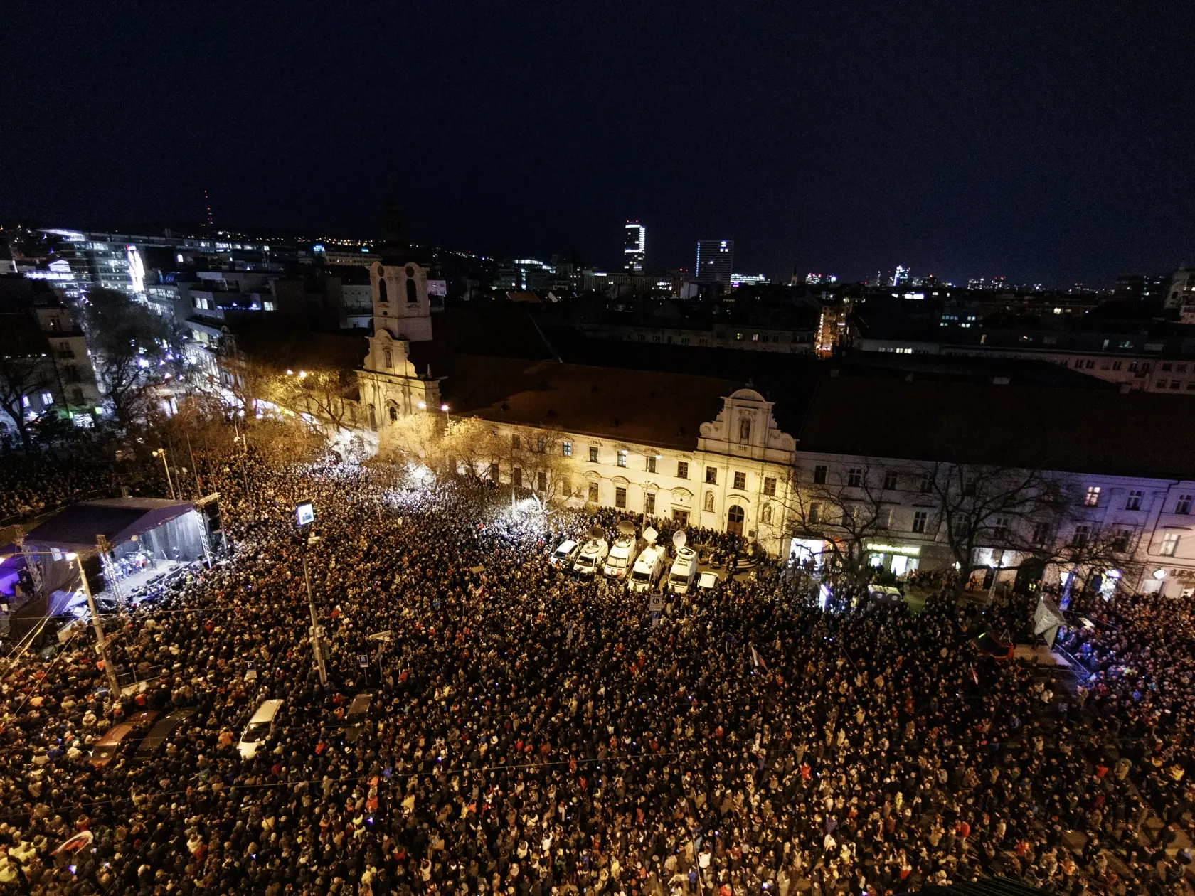 Pri príležitosti výročia vraždy novinára Jána Kuciaka a jeho snúbenice Martin Kušnírovej sa na námestí SNP v Bratislave konal protest Za slušné Slovensko.