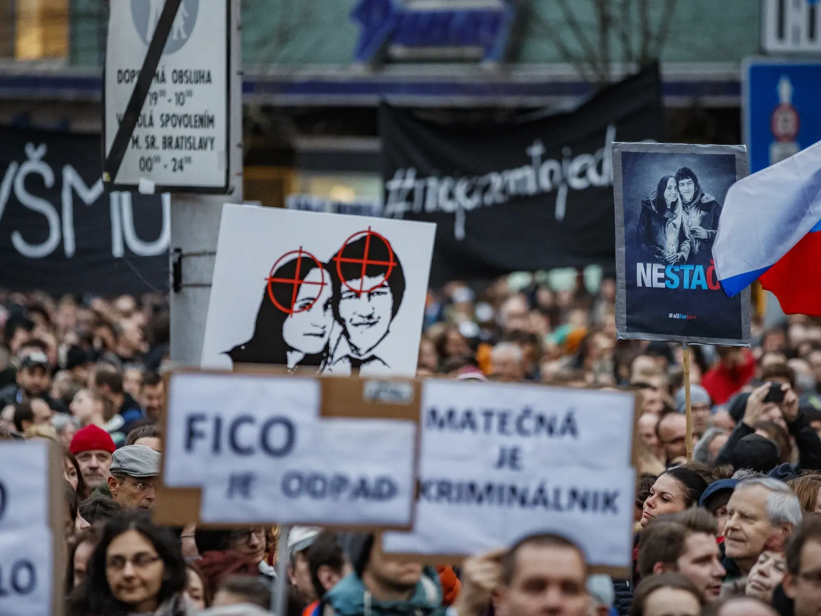 Pri príležitosti výročia vraždy novinára Jána Kuciaka a jeho snúbenice Martin Kušnírovej sa na námestí SNP v Bratislave konal protest Za slušné Slovensko.