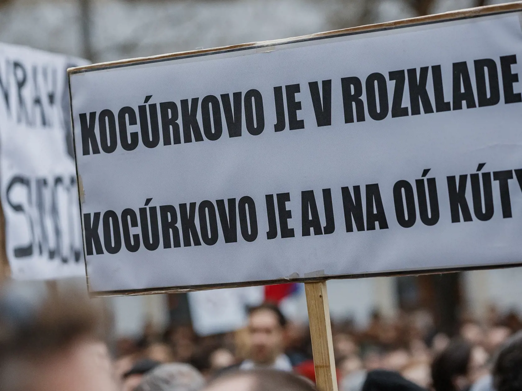 Pri príležitosti výročia vraždy novinára Jána Kuciaka a jeho snúbenice Martin Kušnírovej sa na námestí SNP v Bratislave konal protest Za slušné Slovensko.