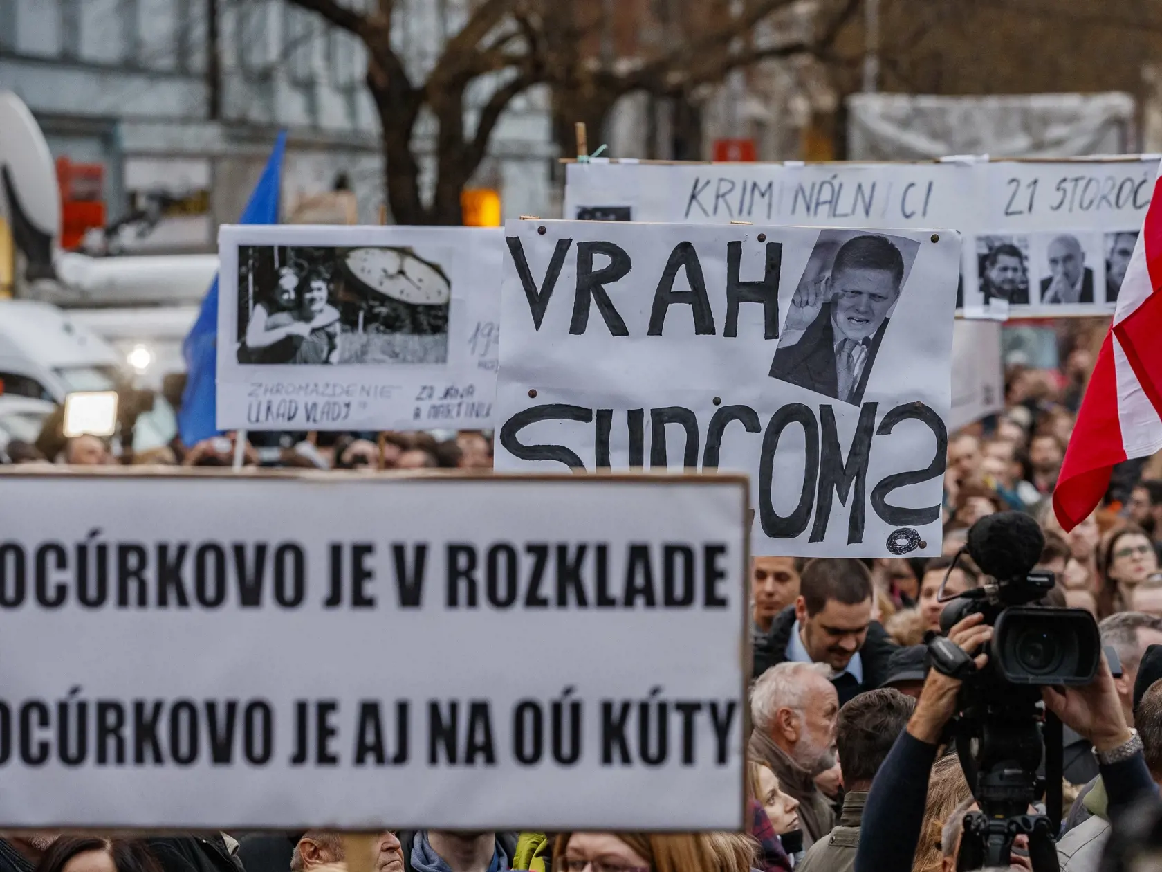 Pri príležitosti výročia vraždy novinára Jána Kuciaka a jeho snúbenice Martin Kušnírovej sa na námestí SNP v Bratislave konal protest Za slušné Slovensko.
