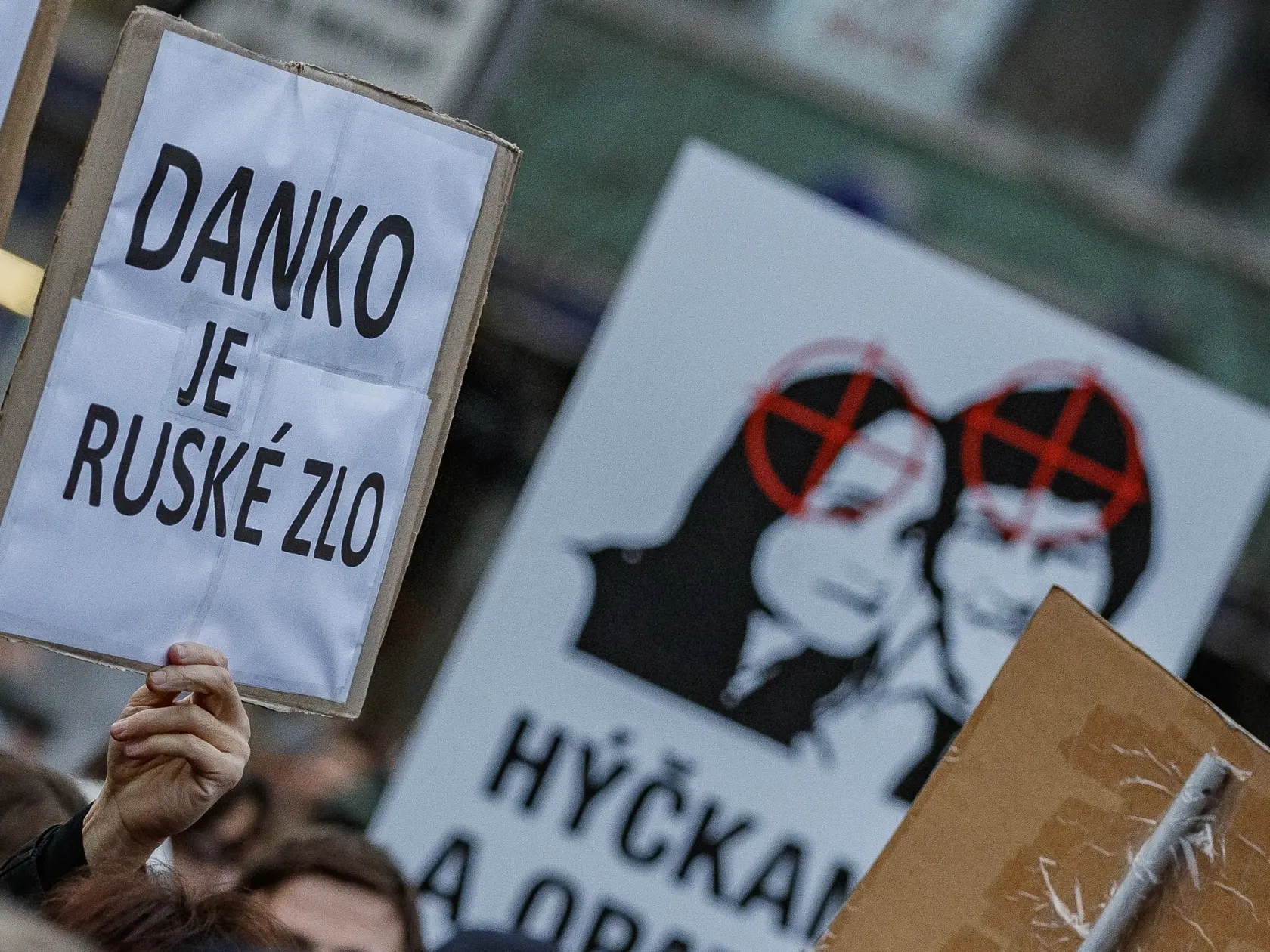 Pri príležitosti výročia vraždy novinára Jána Kuciaka a jeho snúbenice Martin Kušnírovej sa na námestí SNP v Bratislave konal protest Za slušné Slovensko.